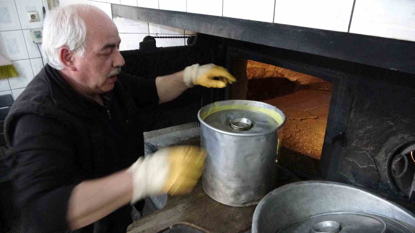 bu-misir-ekmegi-teneke-kovada-pisiyor