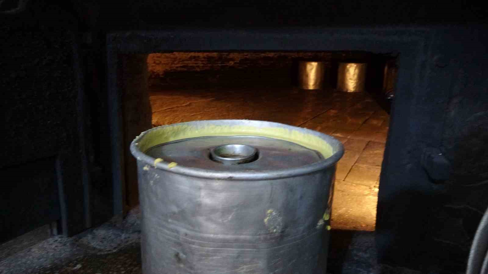 bu-misir-ekmegi-teneke-kovada-pisiyor