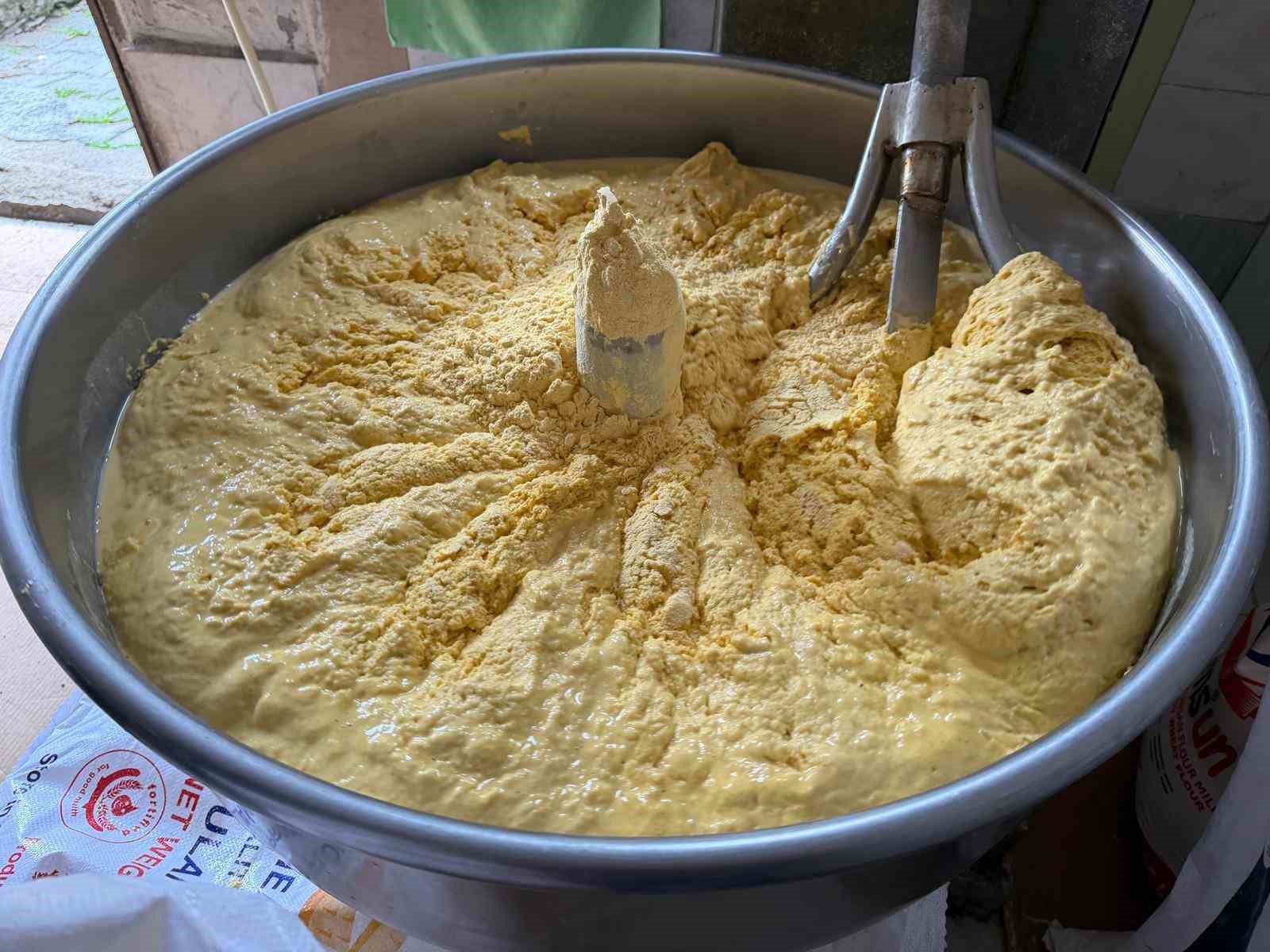 bu-misir-ekmegi-teneke-kovada-pisiyor