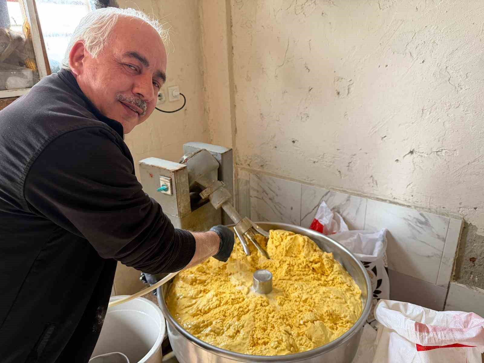 bu-misir-ekmegi-teneke-kovada-pisiyor