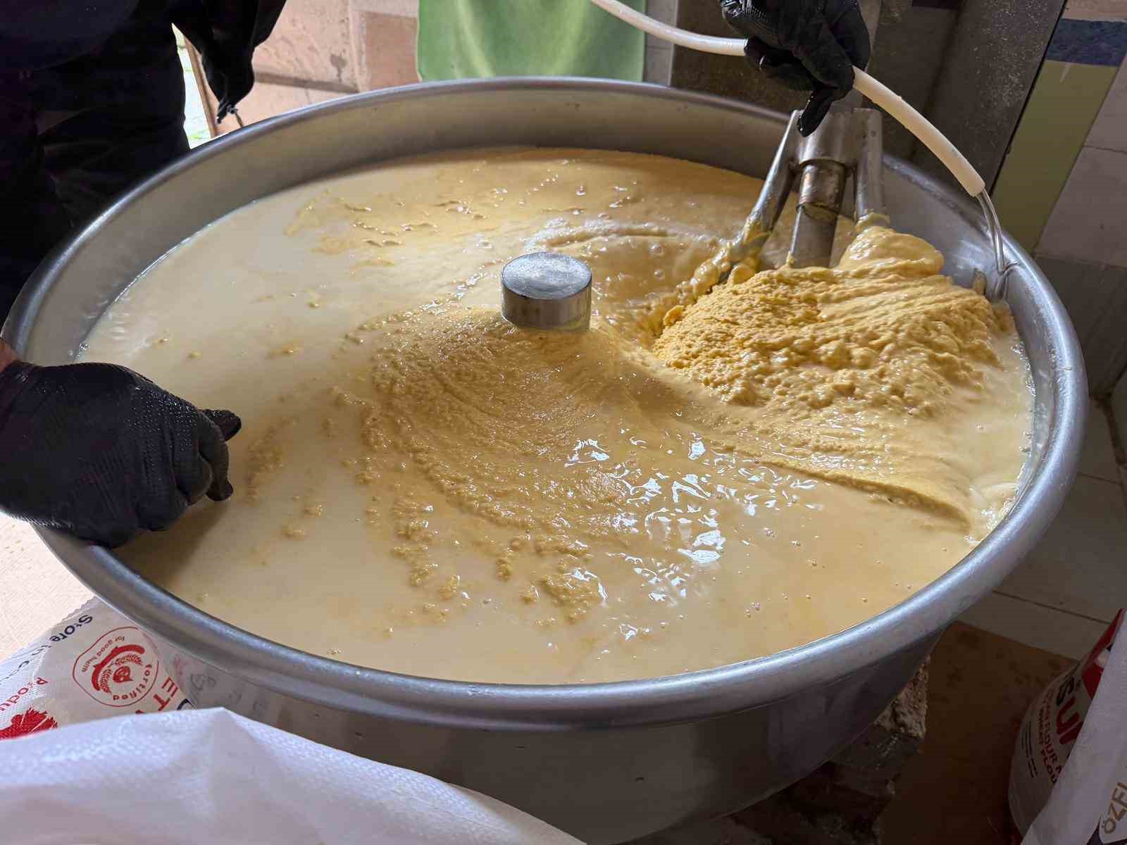 bu-misir-ekmegi-teneke-kovada-pisiyor