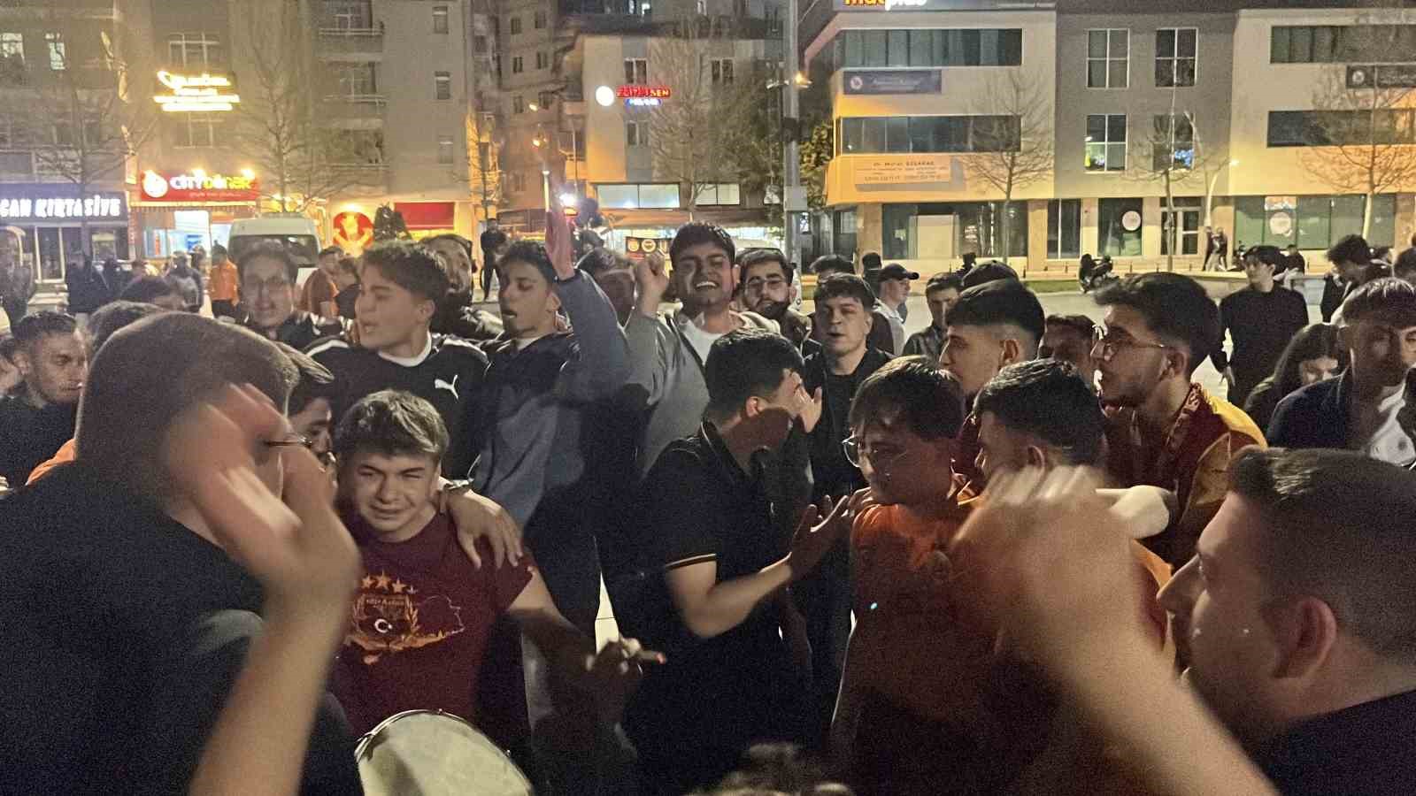 Davul ve Zurna Eşliğinde Halay