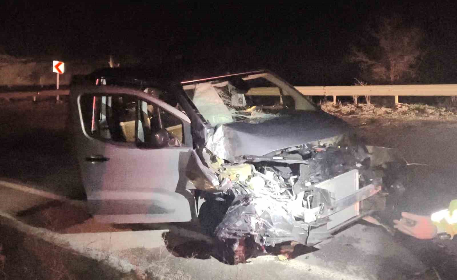 corumda-hafif-ticari-arac-kamyona-carpti-3-yarali