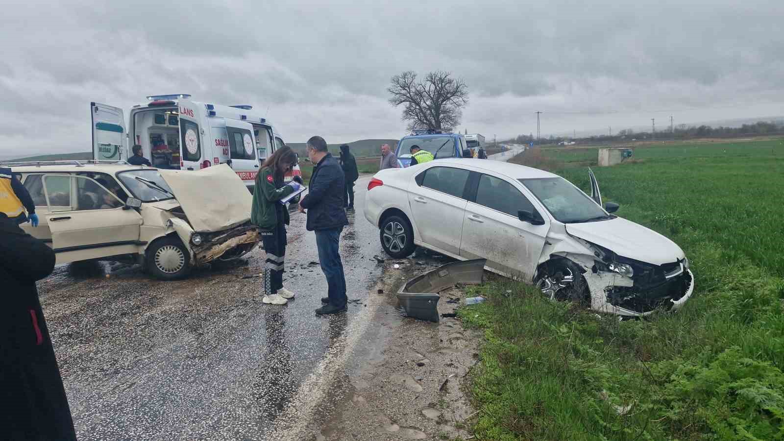 corumda-iki-otomobil-carpisti-3-yarali