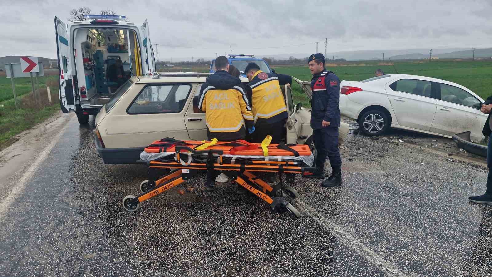 corumda-iki-otomobil-carpisti-3-yarali