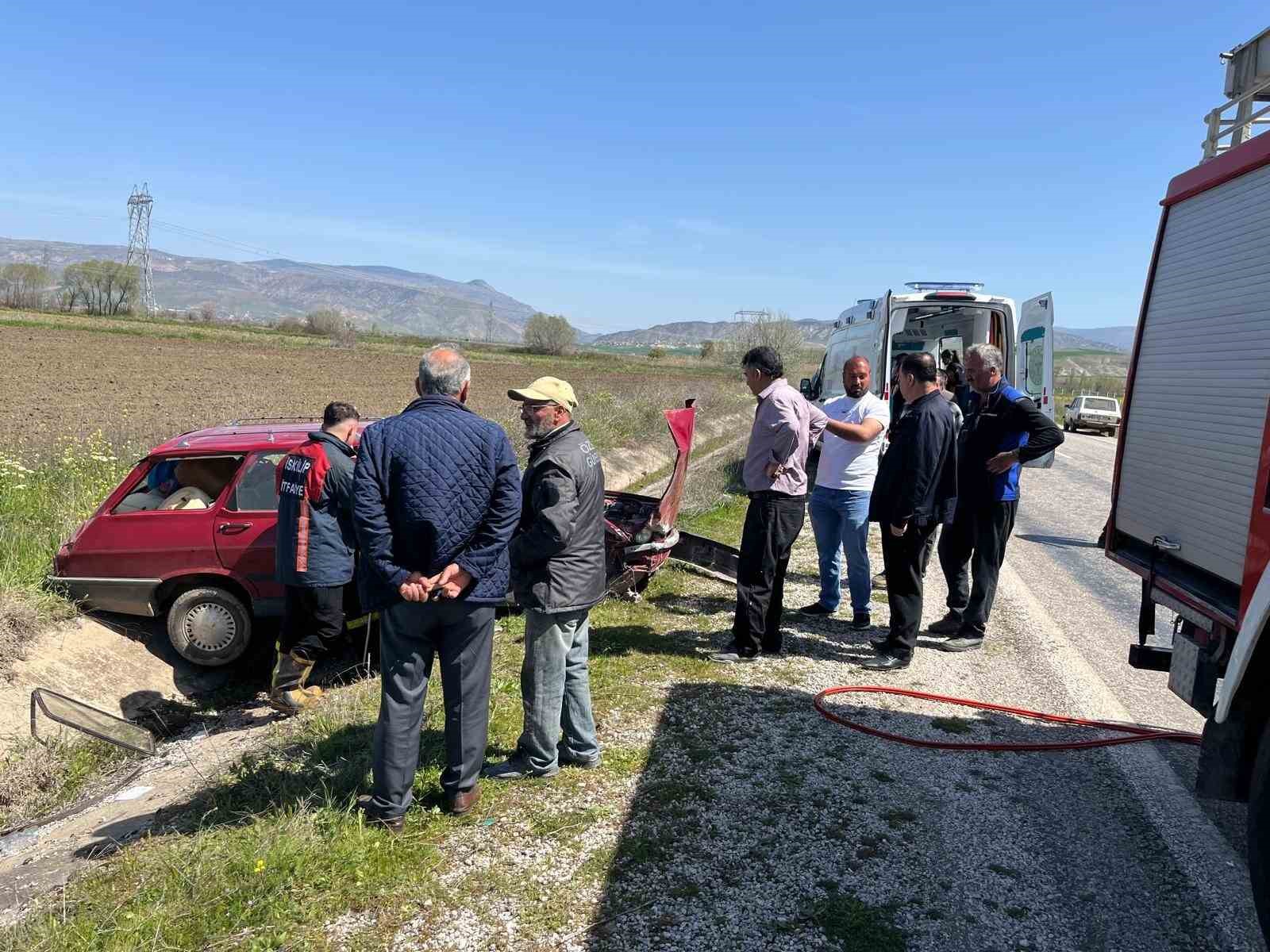 corumda-iki-otomobil-carpisti-3-yarali