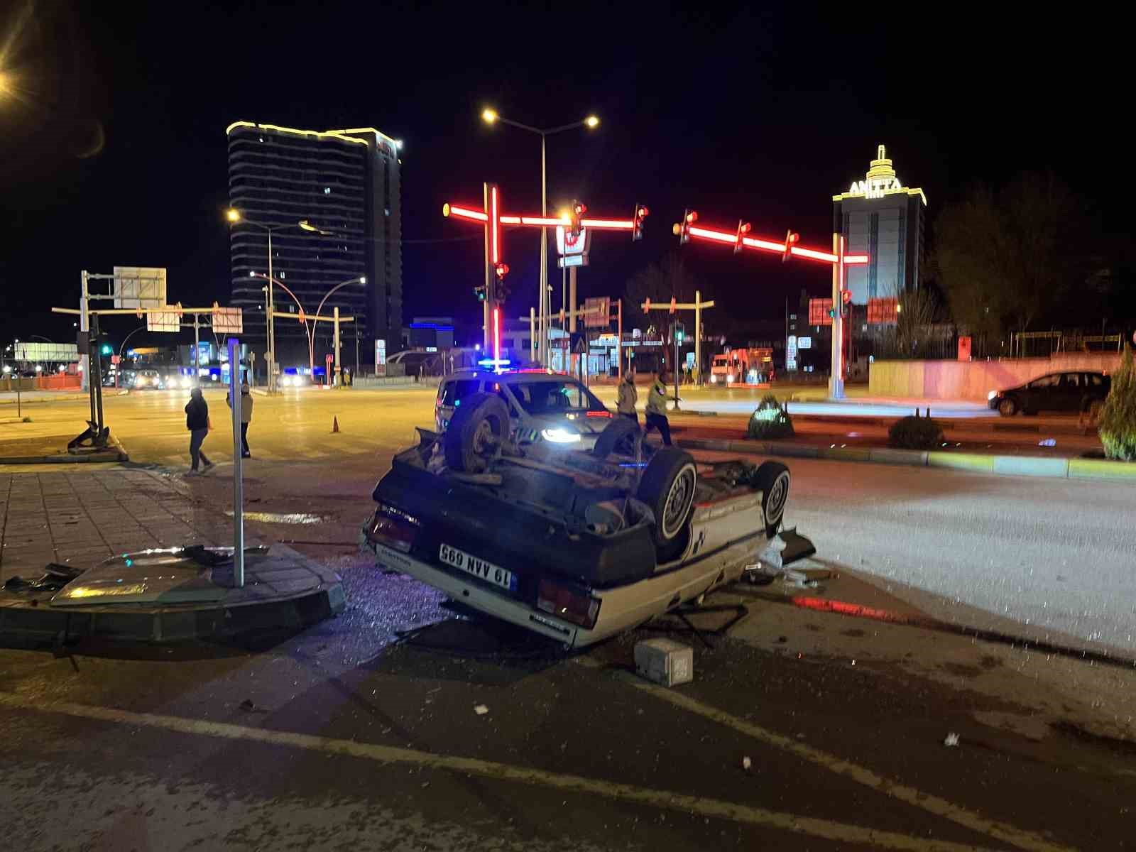 corumda-otomobil-takla-atti-1-yarali