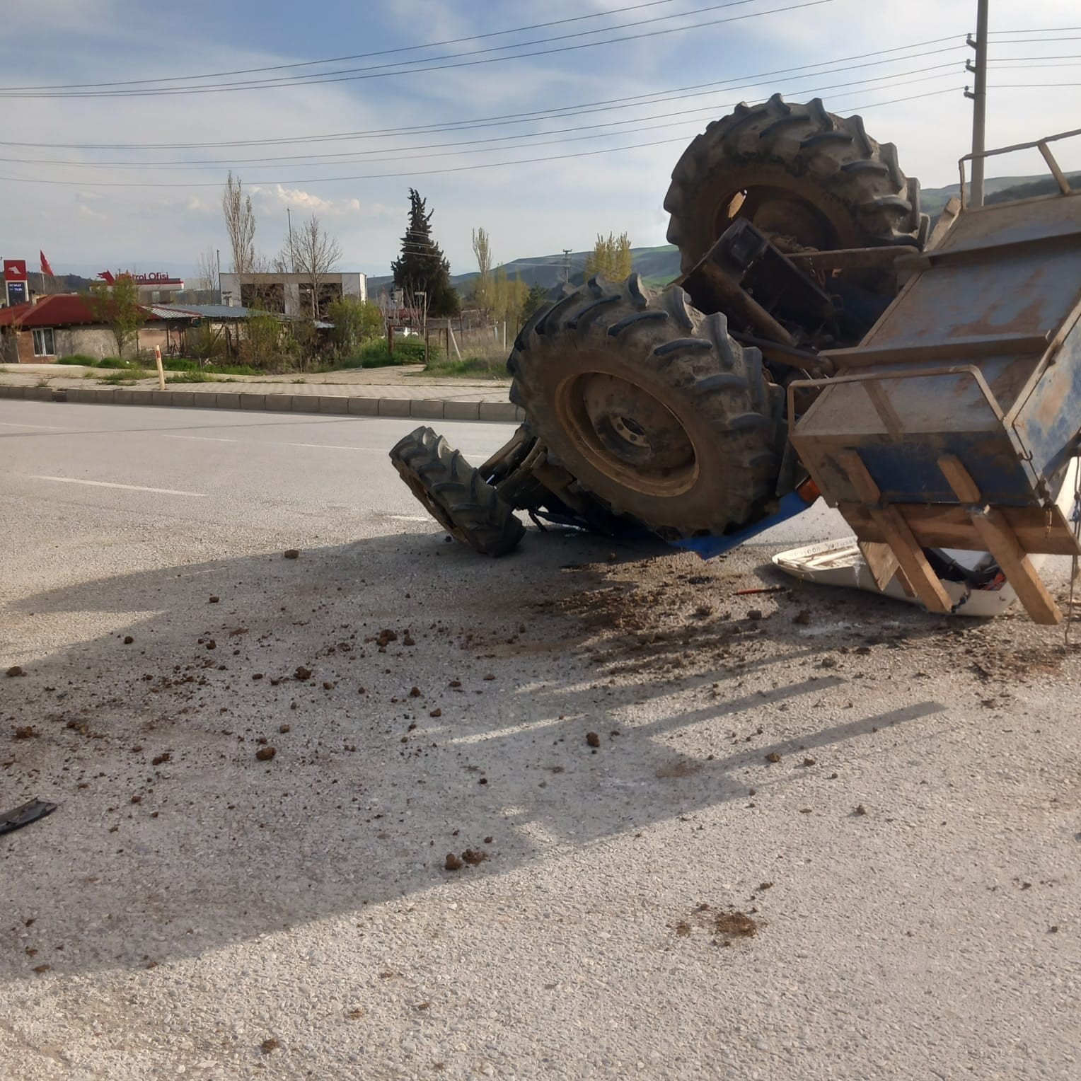 corumda-traktor-ile-ambulans-carpisti-1-yarali