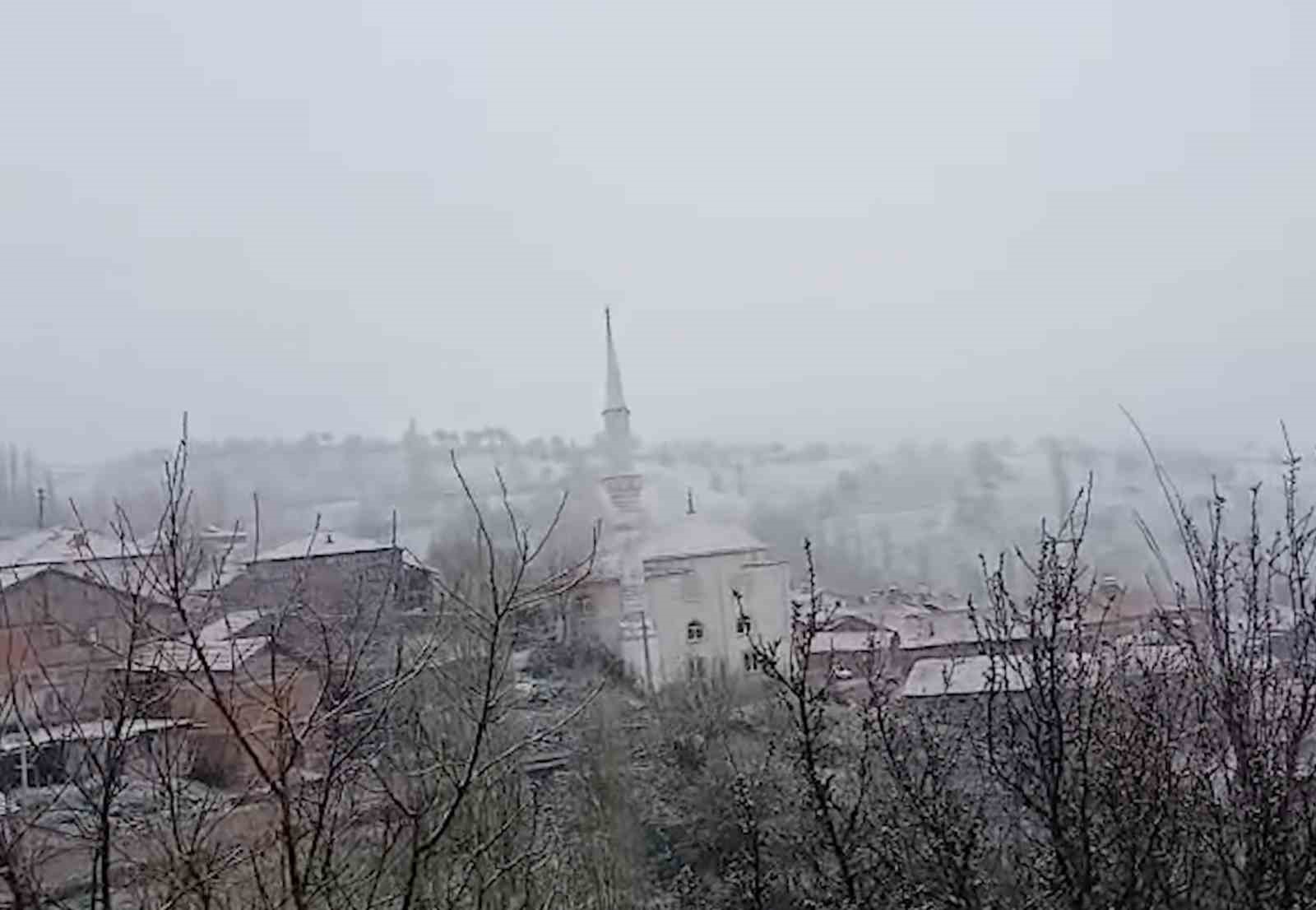 corumun-yuksek-kesimlerinde-kar-yagisi-etkili-oluyor