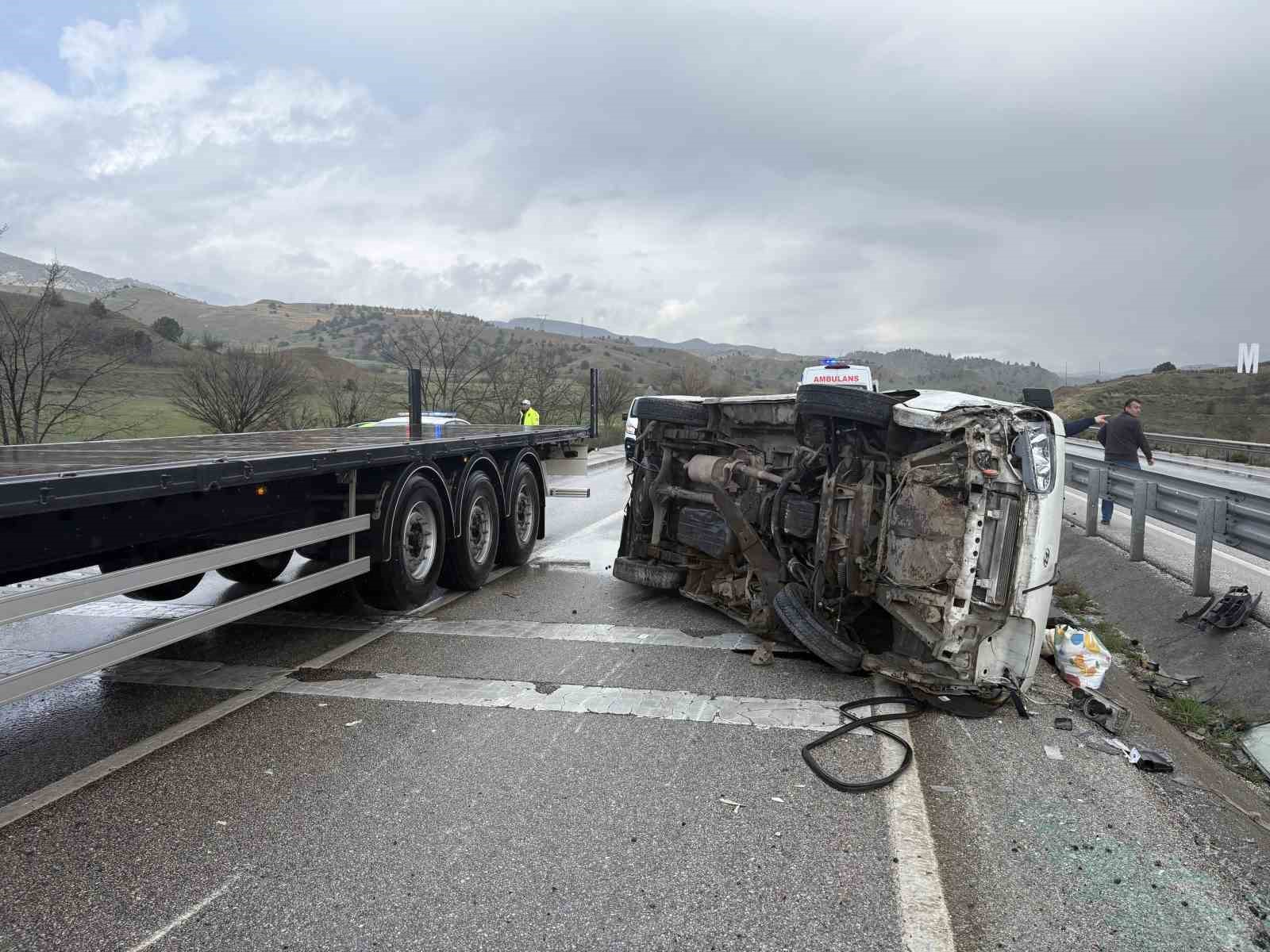 d100de-minibus-devrildi-1-yarali