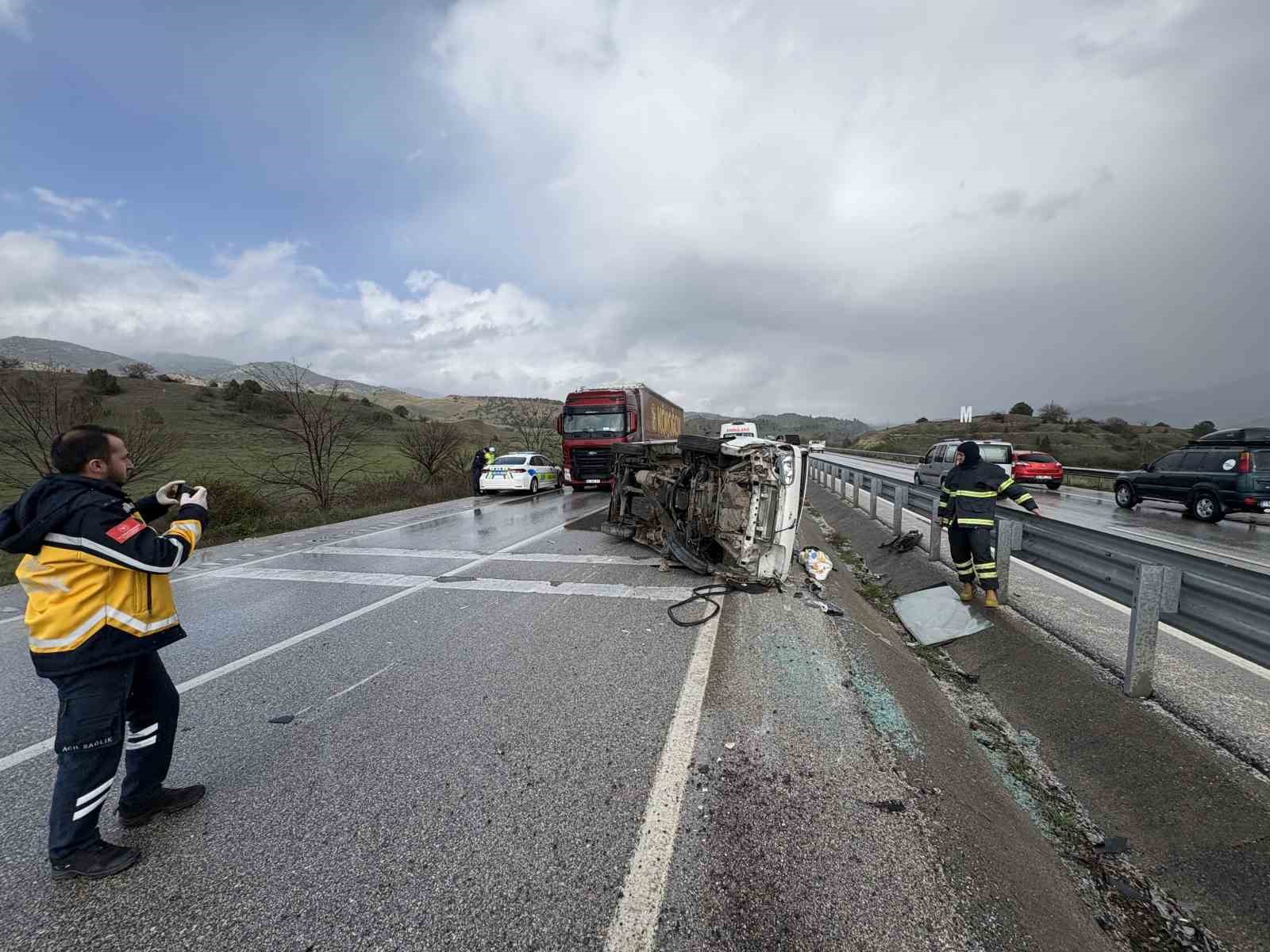 d100de-minibus-devrildi-1-yarali