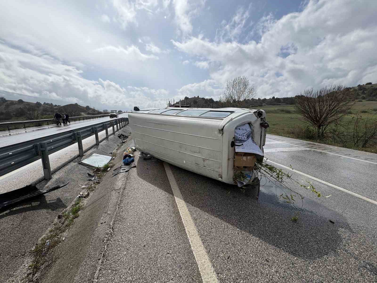 d100de-minibus-devrildi-1-yarali