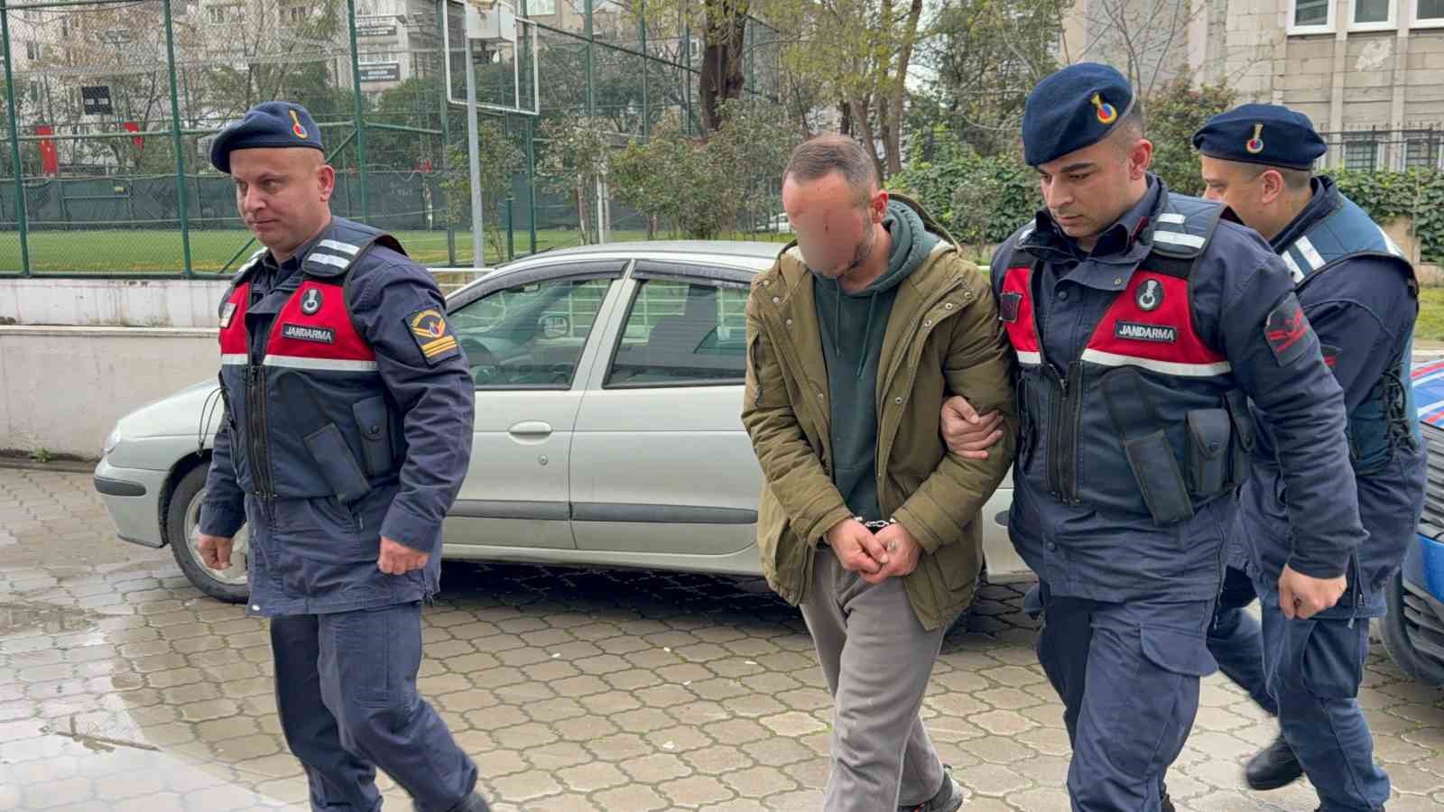 define-ararken-yakalandi-hirsizliktan-gozaltina-alindi