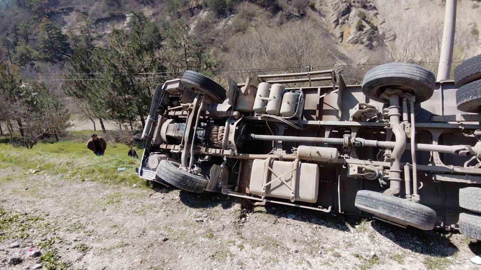 devrilen-kamyondan-surucu-kurtuldu-onlarca-tavuk-telef-oldu