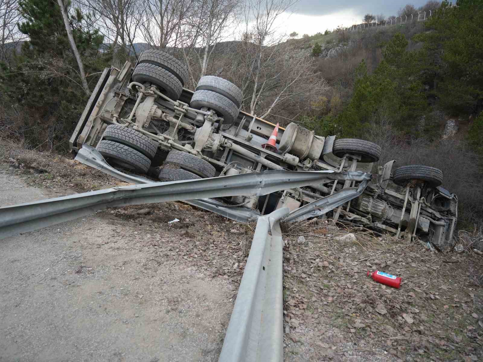 direksiyon-basinda-fenalasti-hafriyat-kamyonu-sarampole-devrildi