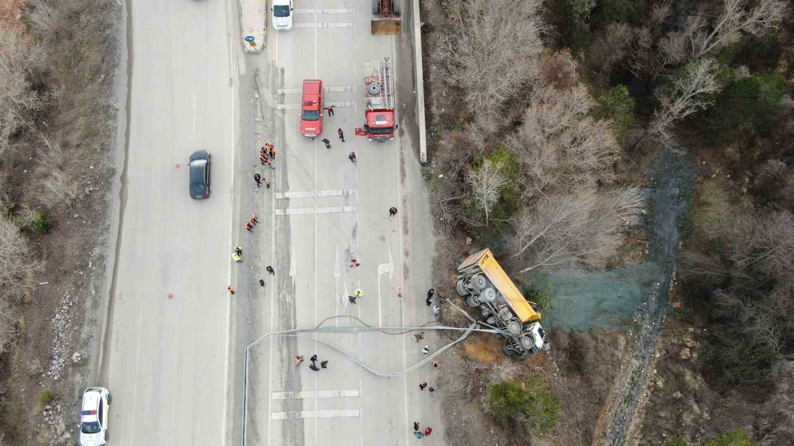 direksiyon-basinda-fenalasti-hafriyat-kamyonu-sarampole-devrildi