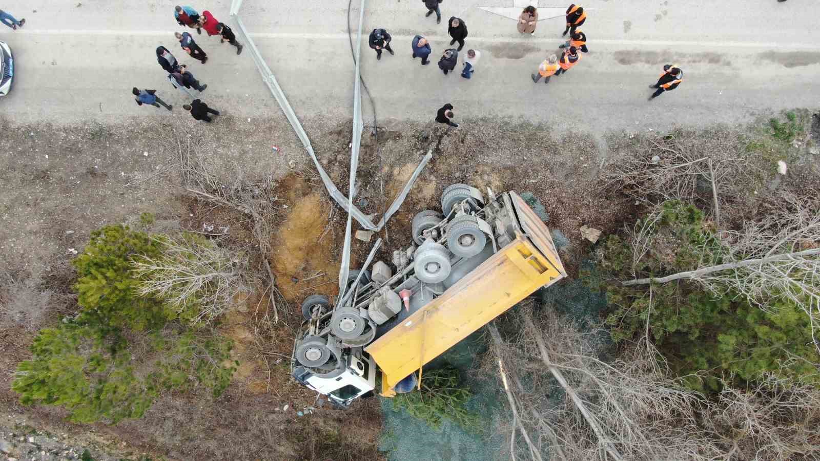 direksiyon-basinda-fenalasti-hafriyat-kamyonu-sarampole-devrildi