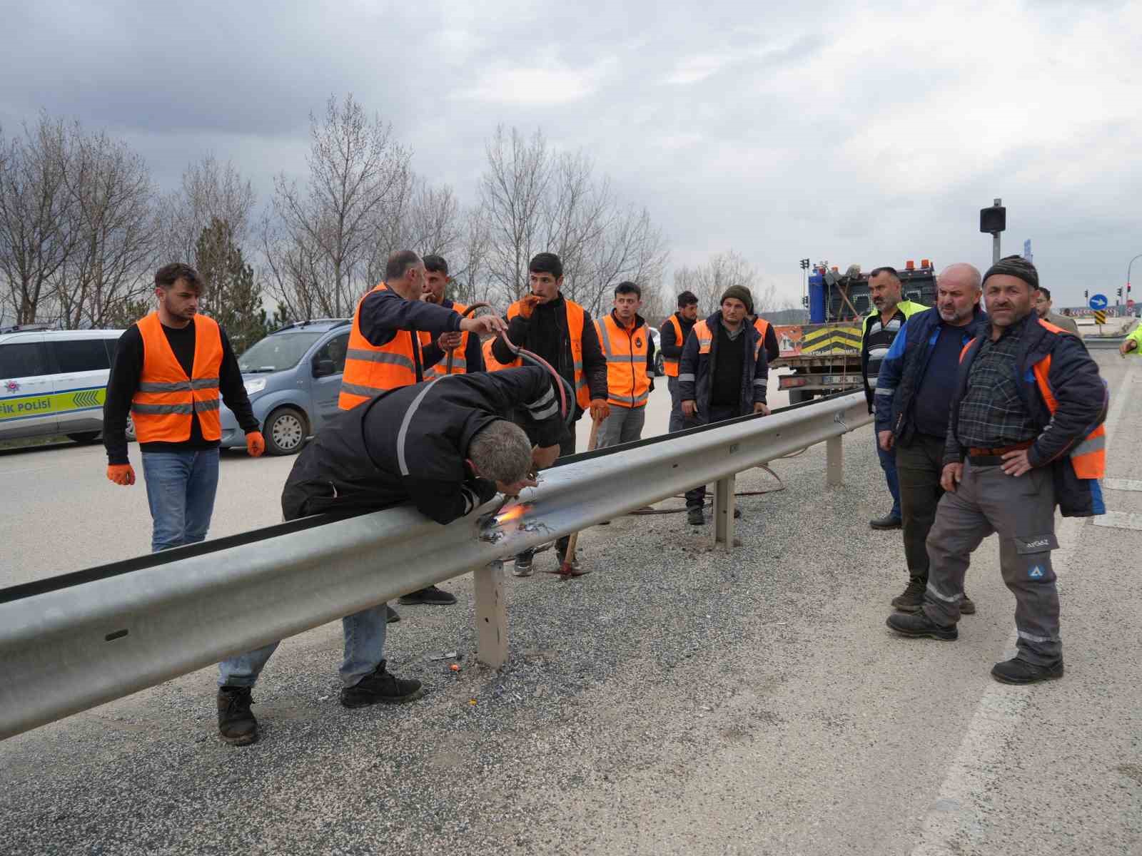 direksiyon-basinda-fenalasti-hafriyat-kamyonu-sarampole-devrildi
