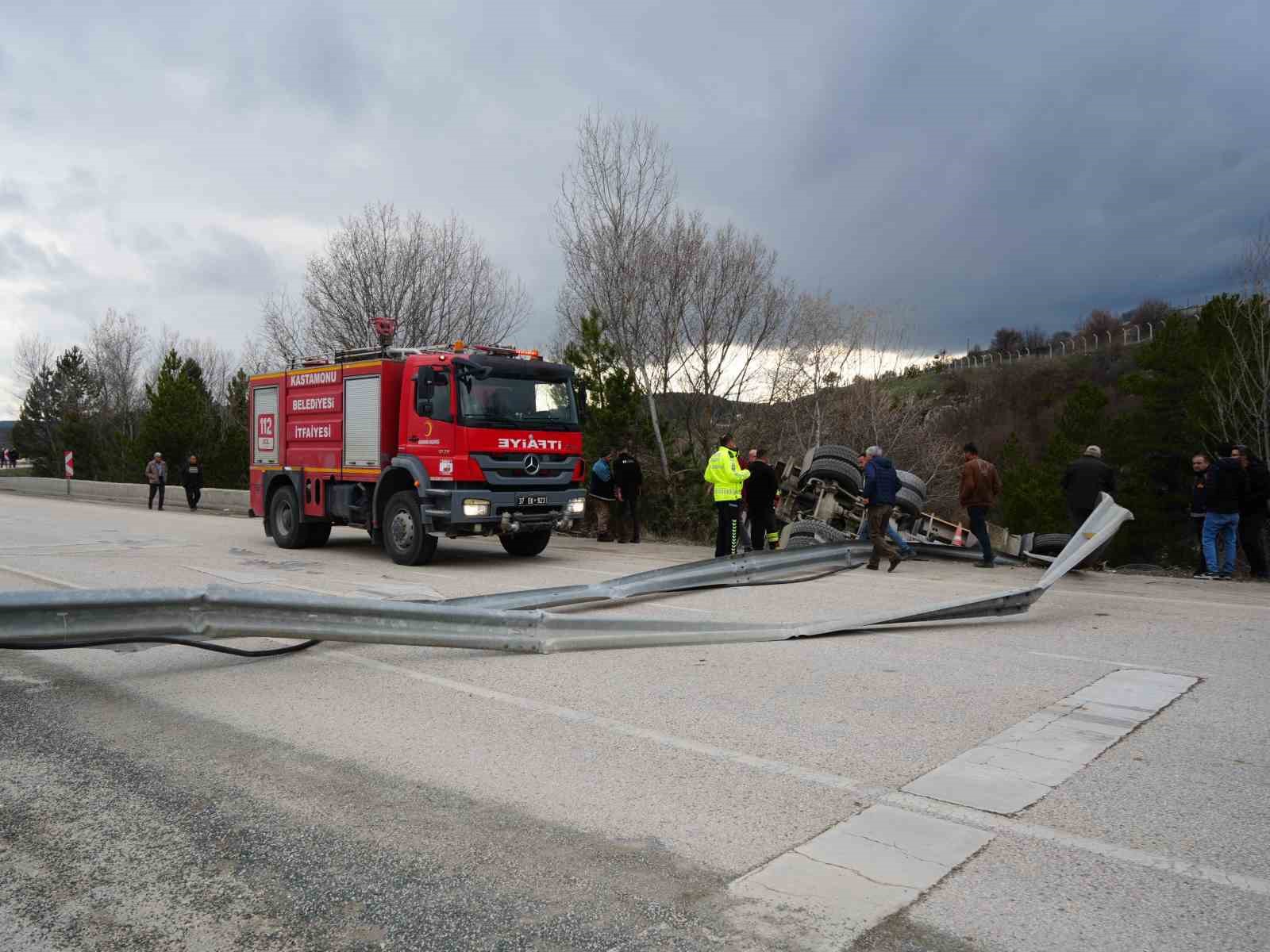 direksiyon-basinda-fenalasti-hafriyat-kamyonu-sarampole-devrildi