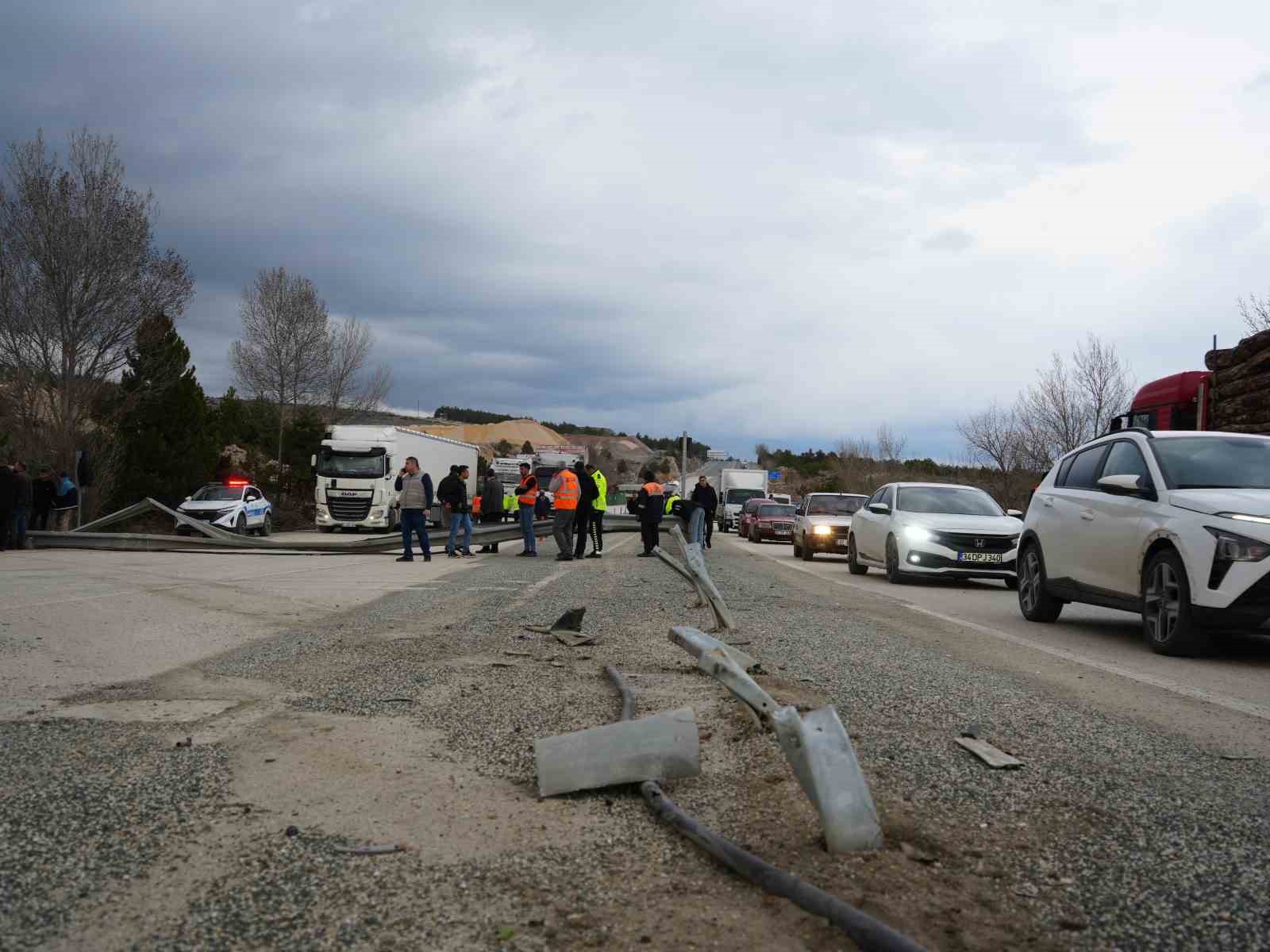 direksiyon-basinda-fenalasti-hafriyat-kamyonu-sarampole-devrildi