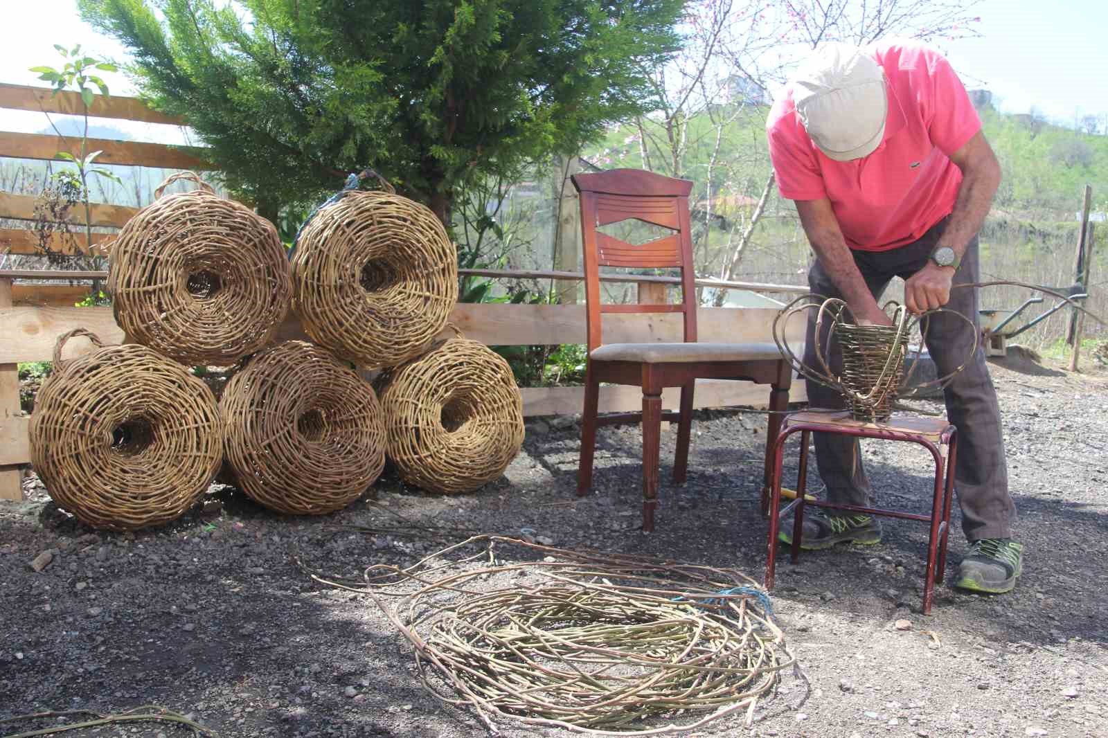 dogadan-topluyor-turkulerle-oruyor-45-yillik-usta-dikenli-sarmasiktan-balik-sepeti-oruyor