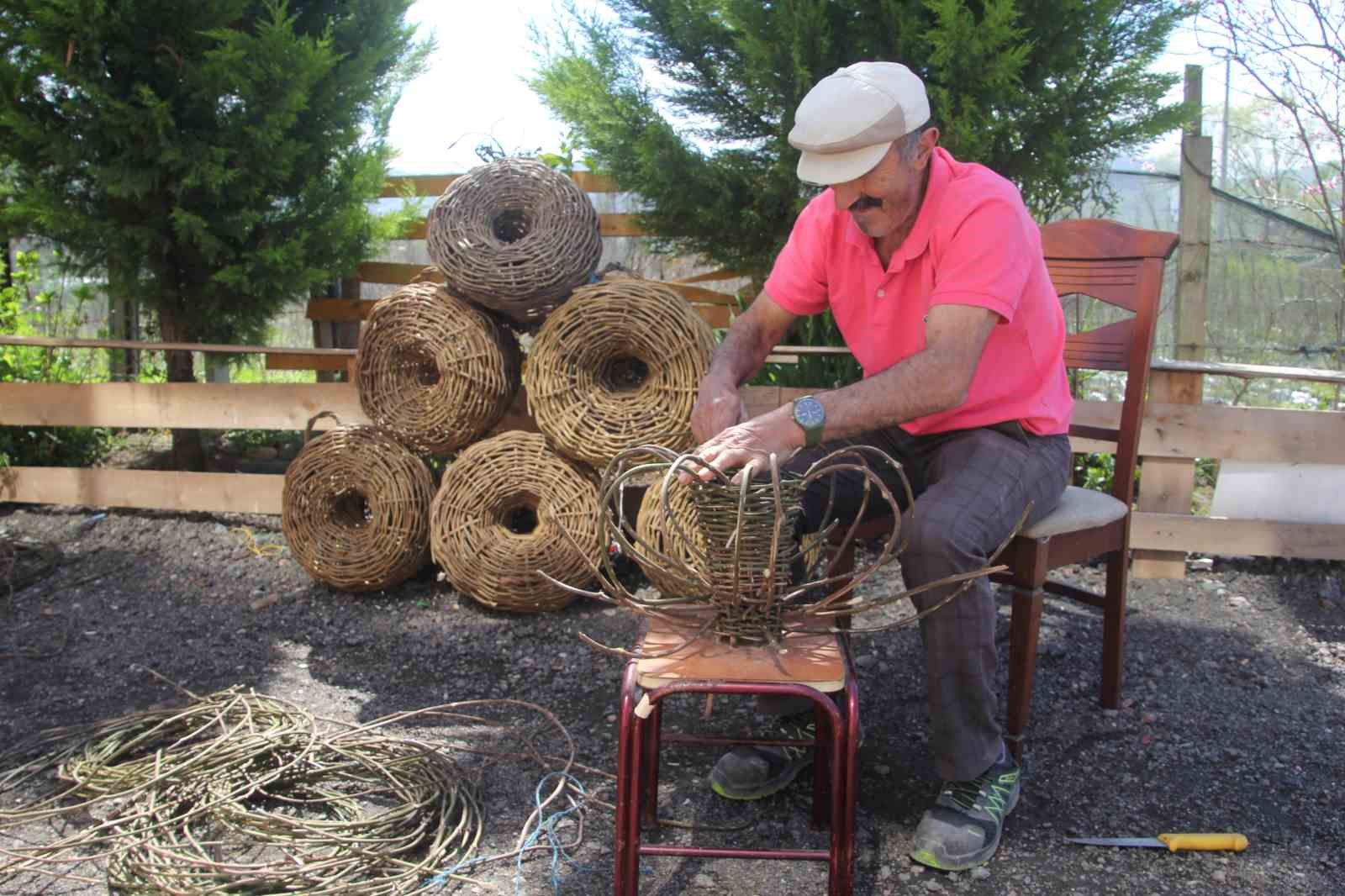 dogadan-topluyor-turkulerle-oruyor-45-yillik-usta-dikenli-sarmasiktan-balik-sepeti-oruyor