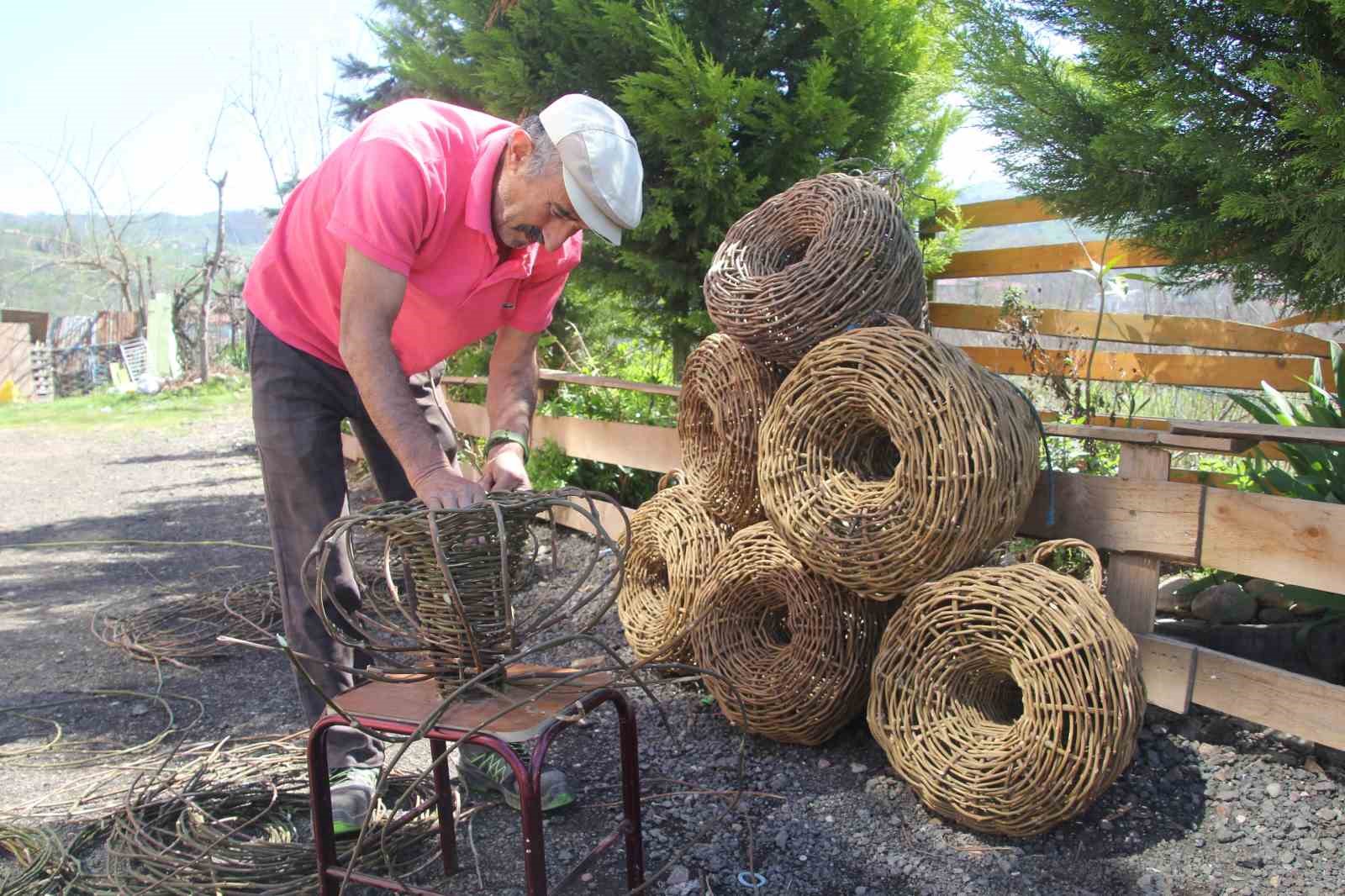 dogadan-topluyor-turkulerle-oruyor-45-yillik-usta-dikenli-sarmasiktan-balik-sepeti-oruyor
