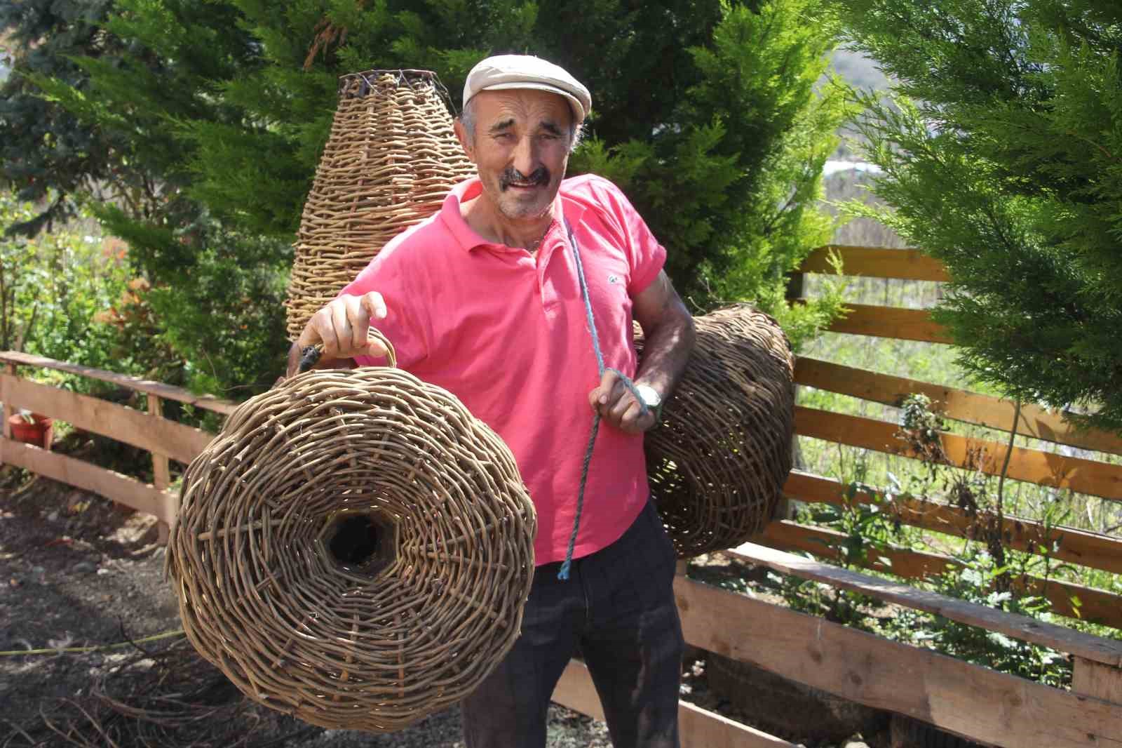 dogadan-topluyor-turkulerle-oruyor-45-yillik-usta-dikenli-sarmasiktan-balik-sepeti-oruyor