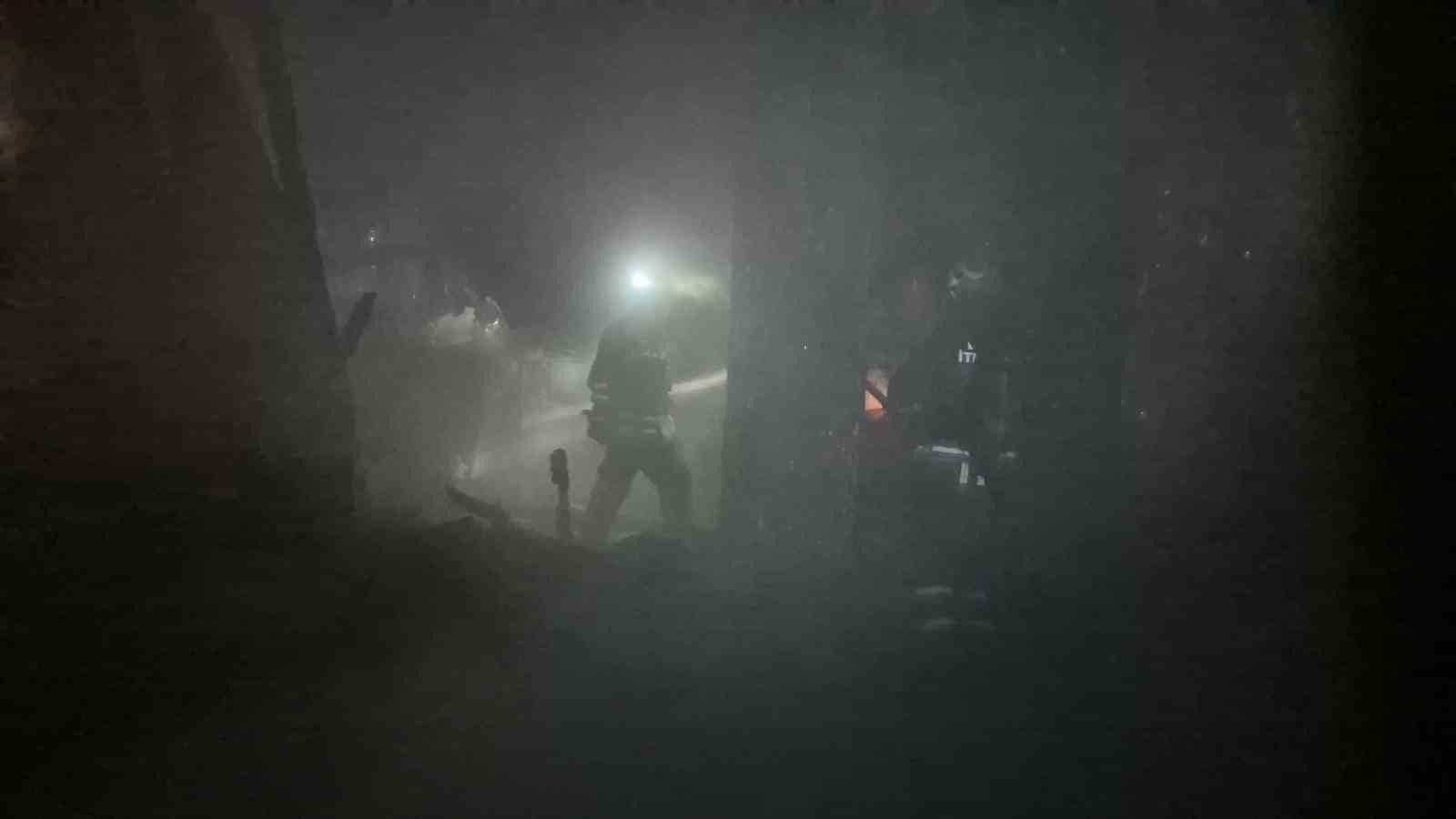 duzcede-bir-evde-yangin-cikti-alevler-geceyi-aydinlatti