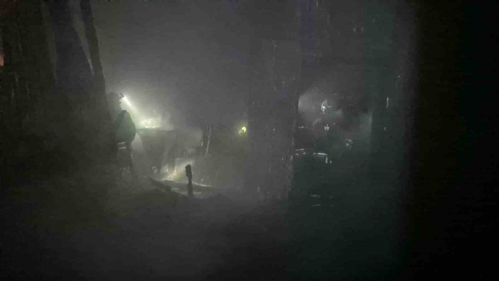 duzcede-bir-evde-yangin-cikti-alevler-geceyi-aydinlatti