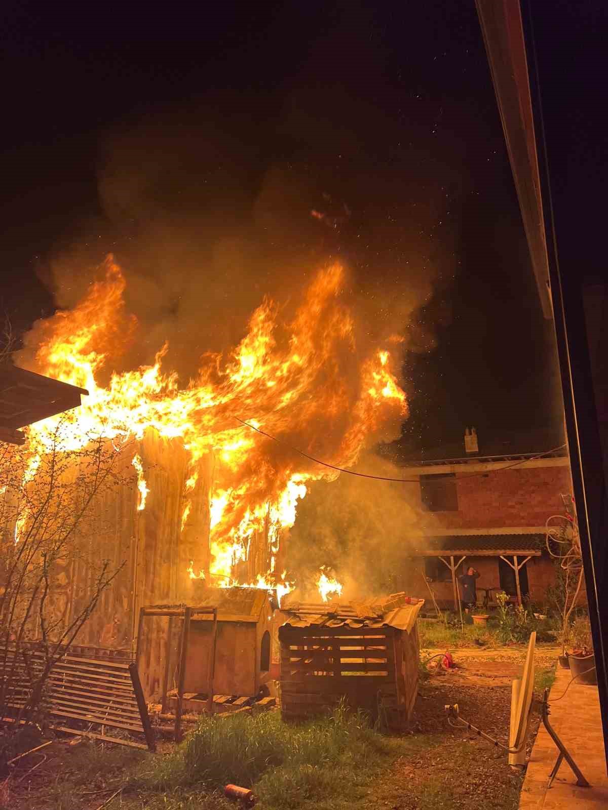 duzcede-bir-evde-yangin-cikti-alevler-geceyi-aydinlatti