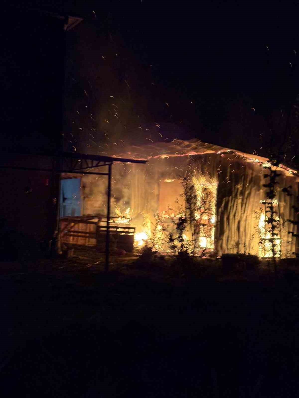 duzcede-bir-evde-yangin-cikti-alevler-geceyi-aydinlatti