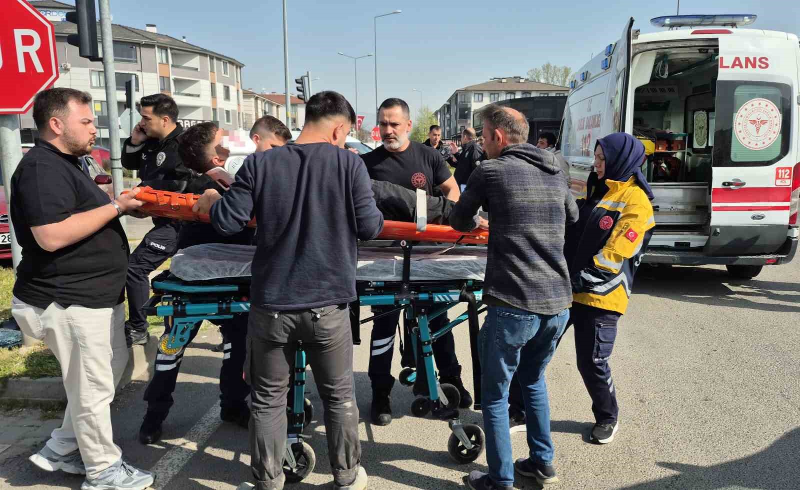 duzcede-kavsakta-otomobiller-carpisti-6-yarali