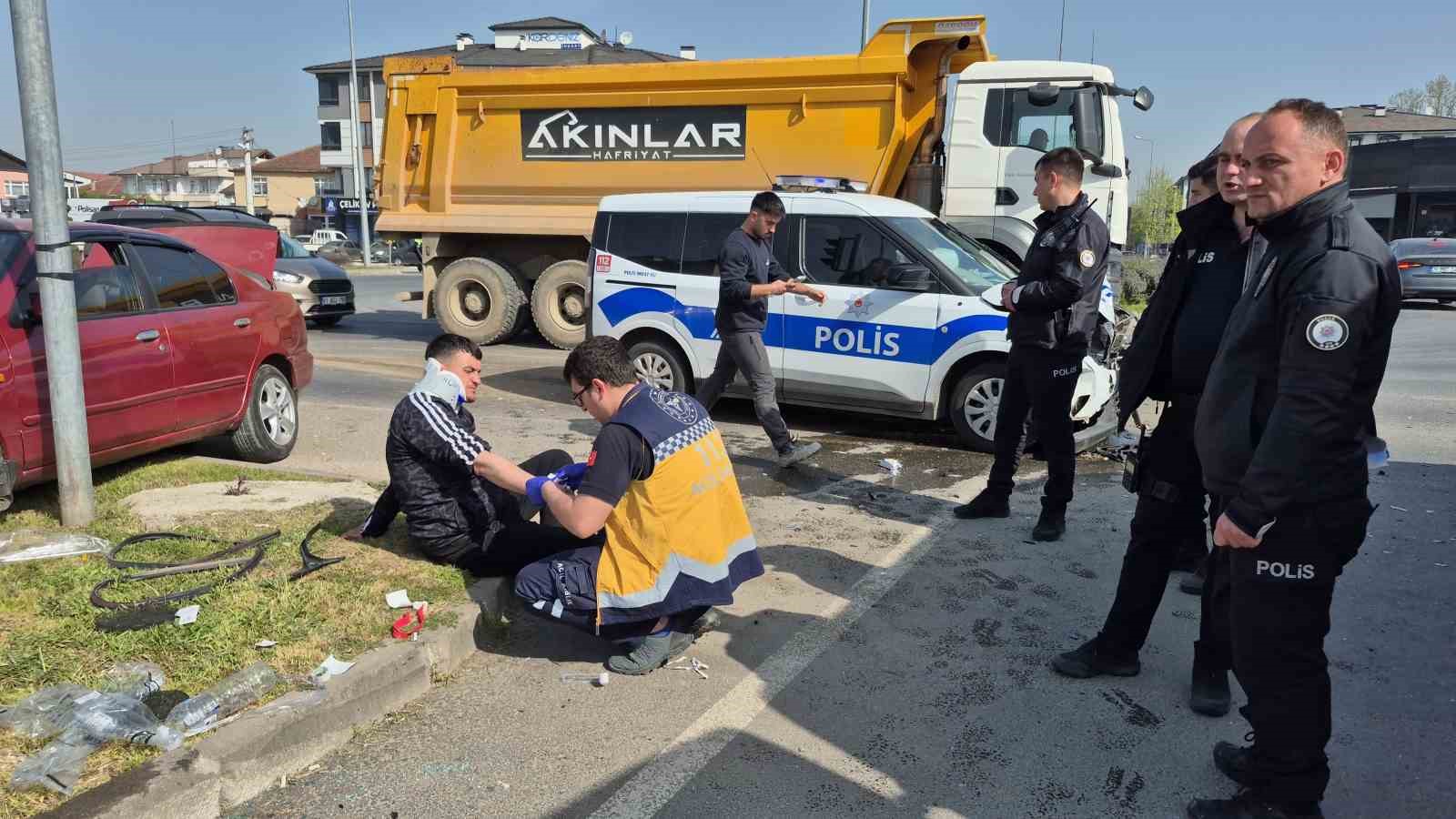 duzcede-kavsakta-otomobiller-carpisti-6-yarali