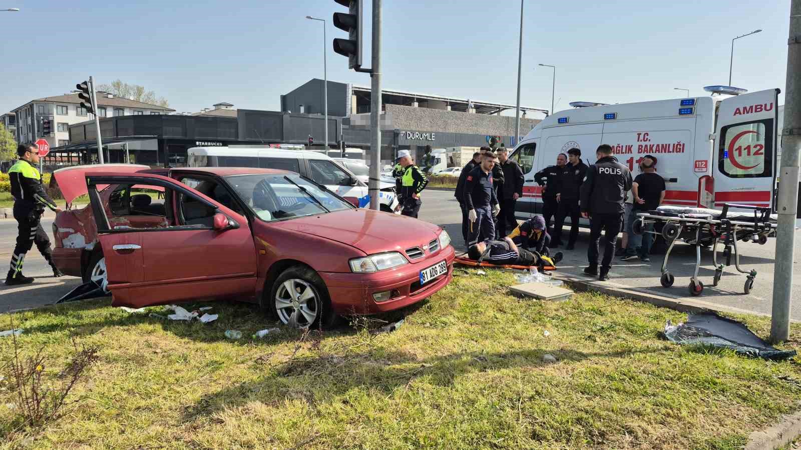 duzcede-kavsakta-otomobiller-carpisti-6-yarali