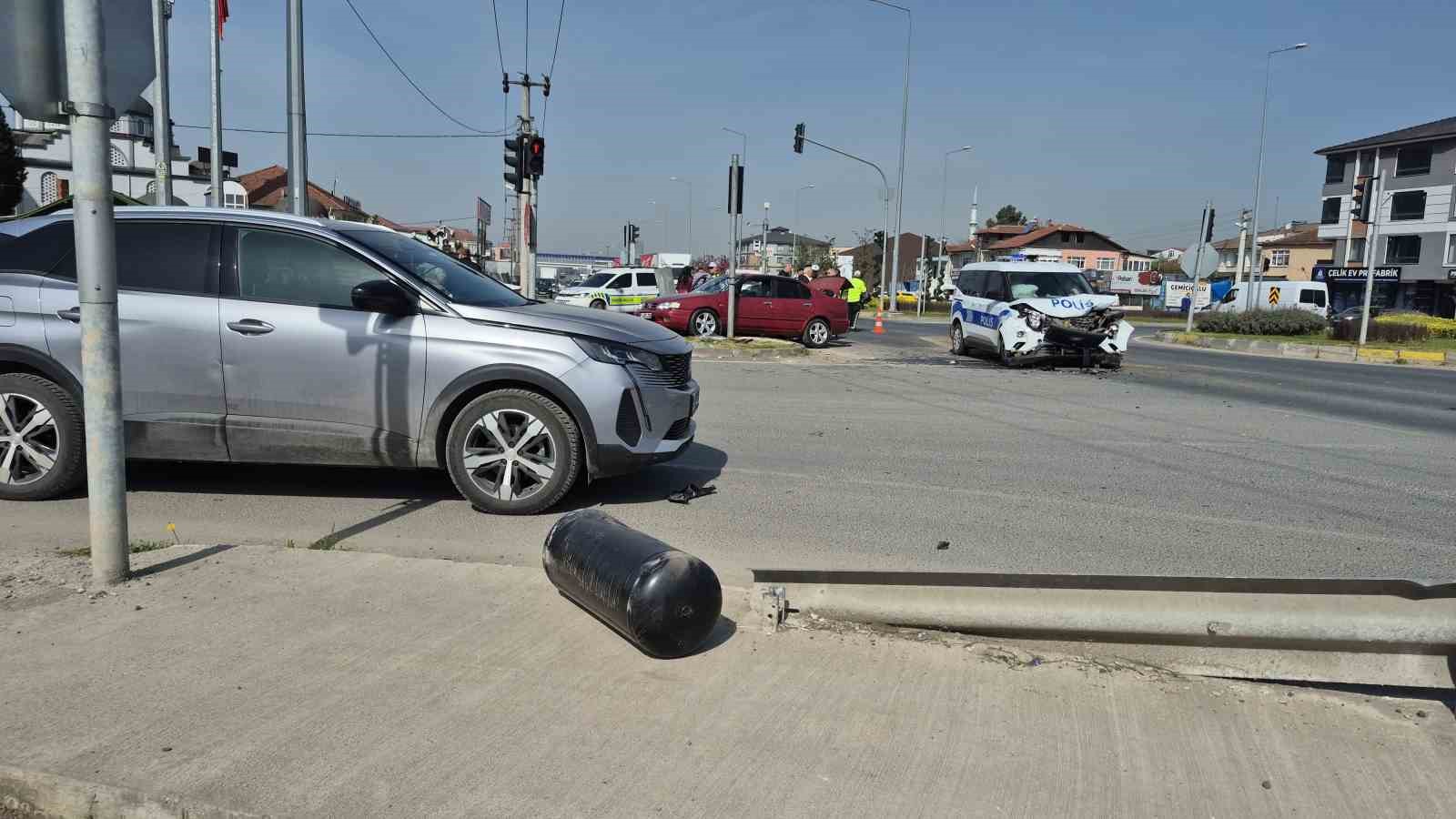 duzcede-kavsakta-otomobiller-carpisti-6-yarali