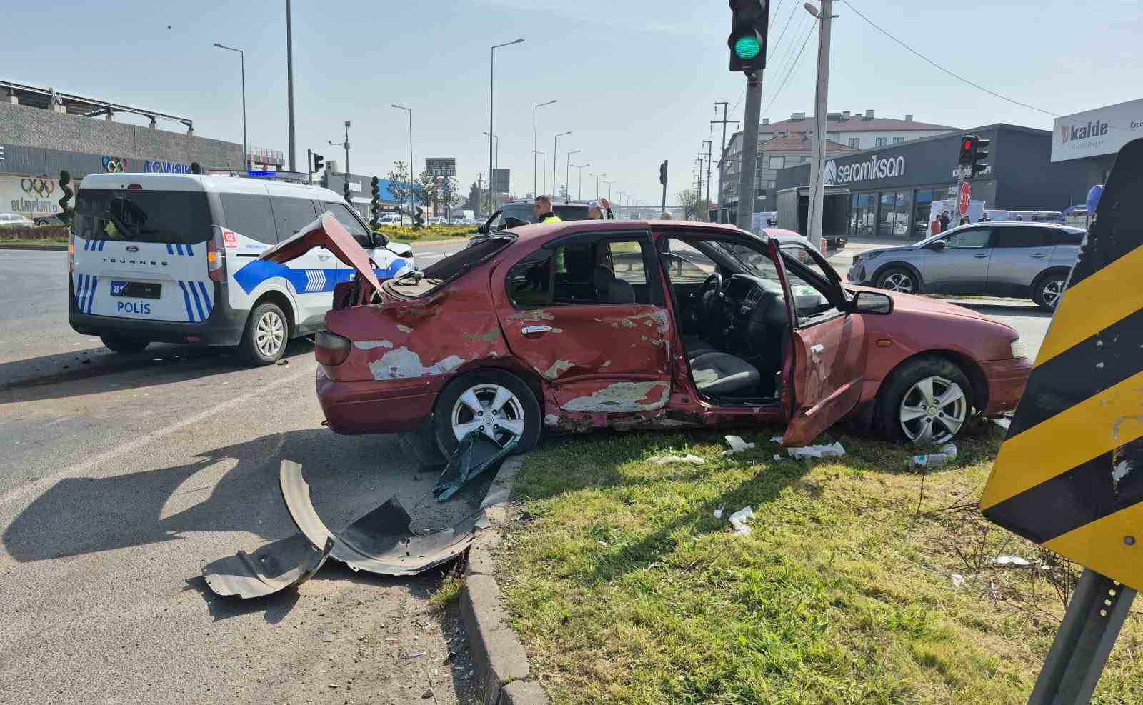 duzcede-kavsakta-otomobiller-carpisti-6-yarali