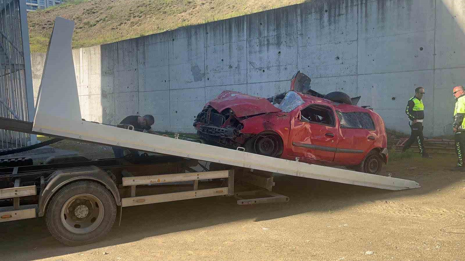 duzcede-viraji-alamayan-otomobil-bahceye-uctu-1-yarali