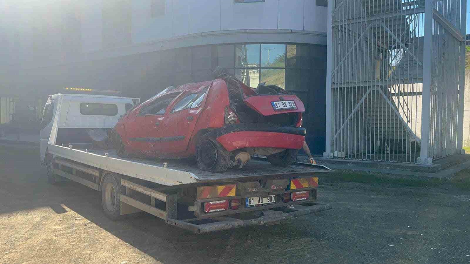 duzcede-viraji-alamayan-otomobil-bahceye-uctu-1-yarali