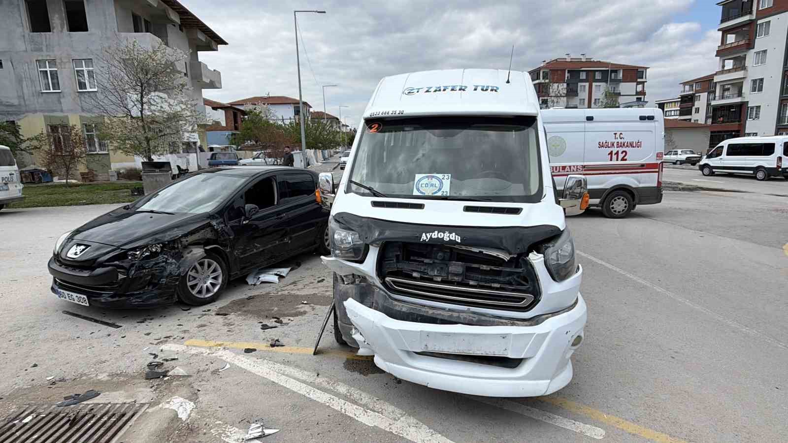 erbaada-ogrenci-servisi-ile-otomobil-carpisti-10-ogrenci-yaralandi