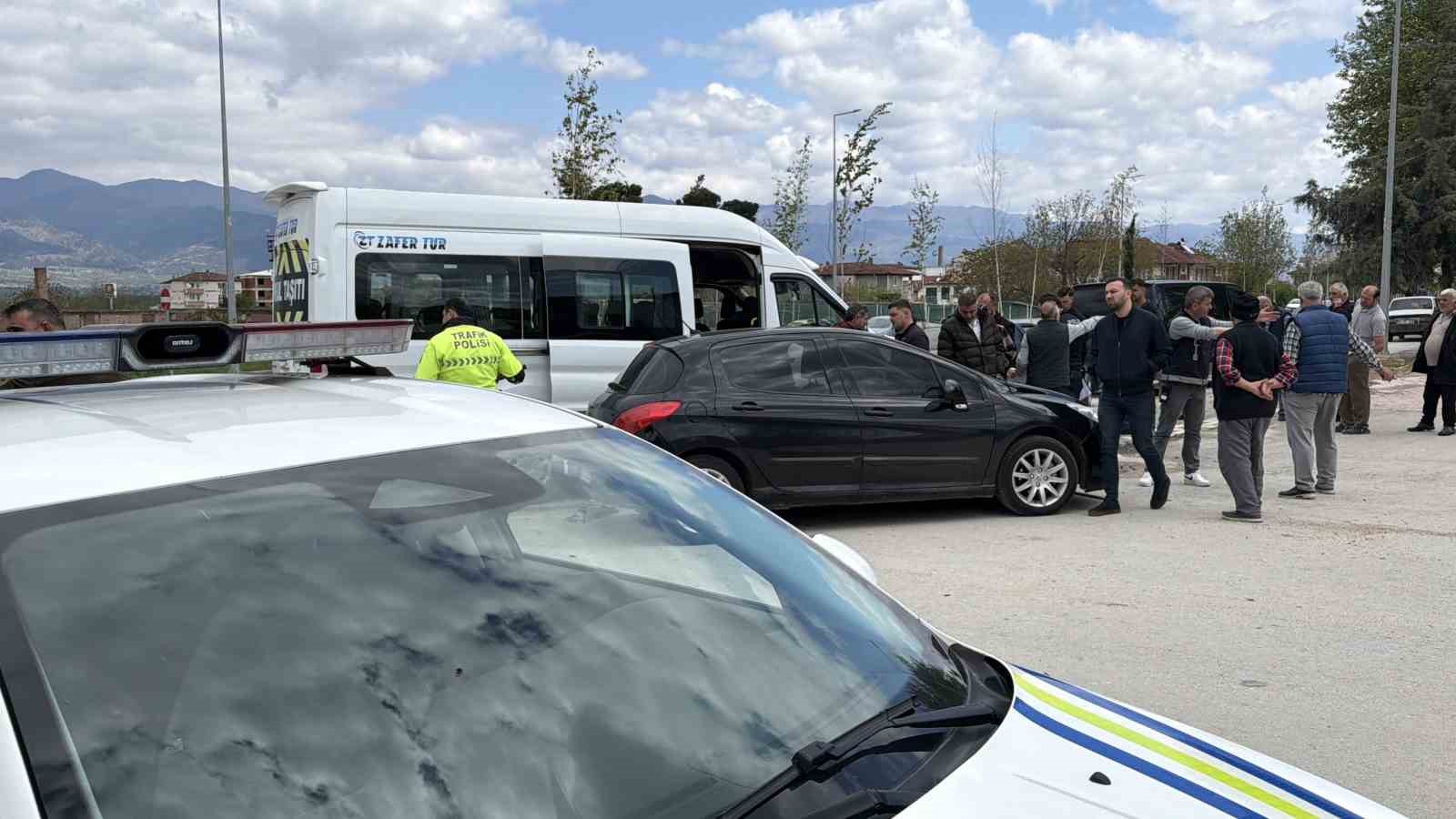 erbaada-ogrenci-servisi-ile-otomobil-carpisti-10-ogrenci-yaralandi