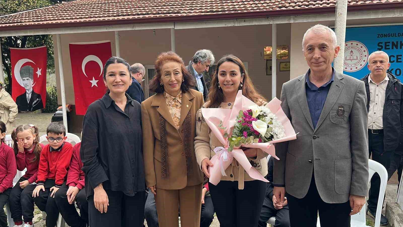 gazeteciler-19-yil-once-tadilat-ettirdikleri-okulda-ogrencilerle-bulusup-hediye-dagitti