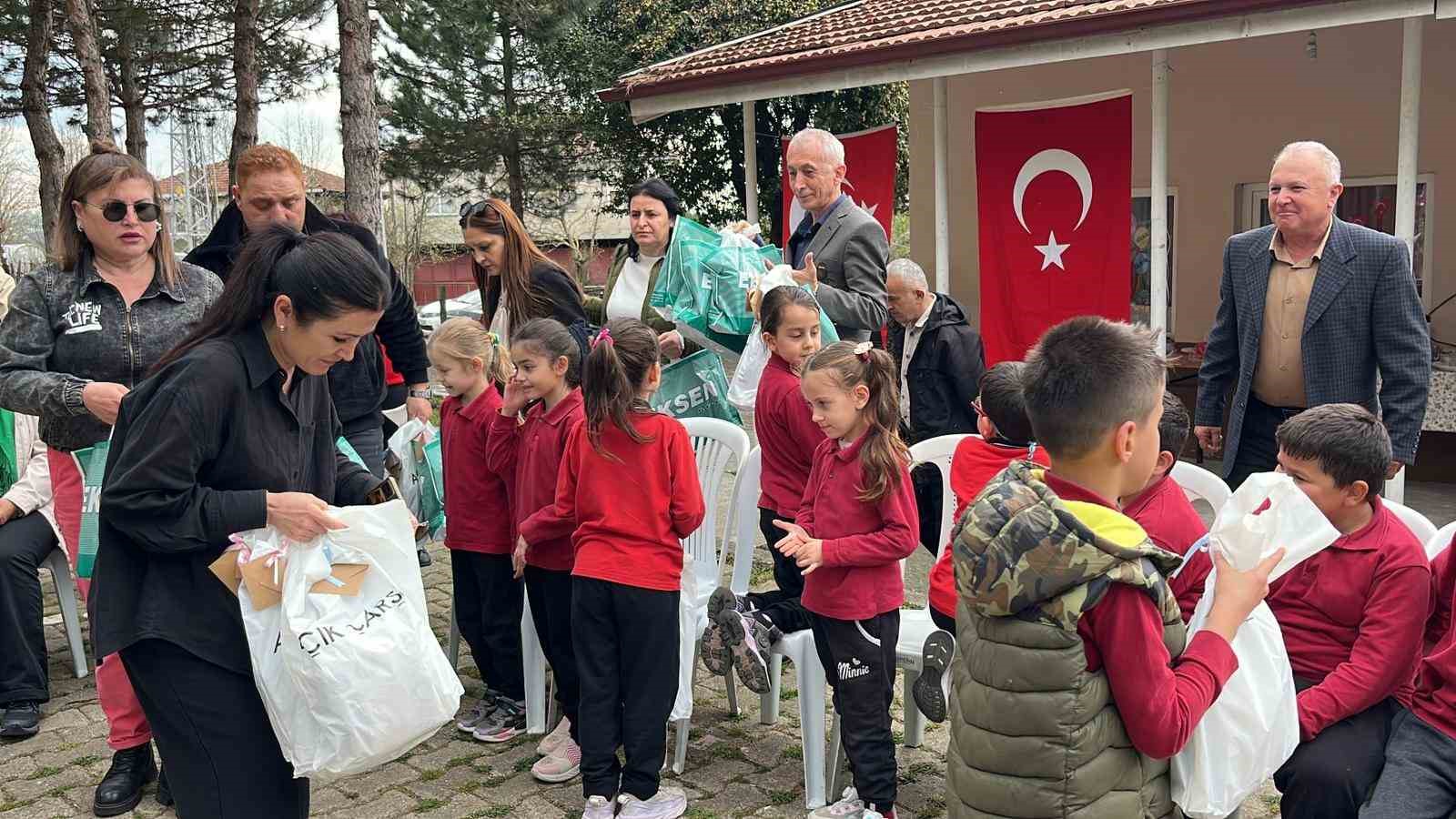 gazeteciler-19-yil-once-tadilat-ettirdikleri-okulda-ogrencilerle-bulusup-hediye-dagitti