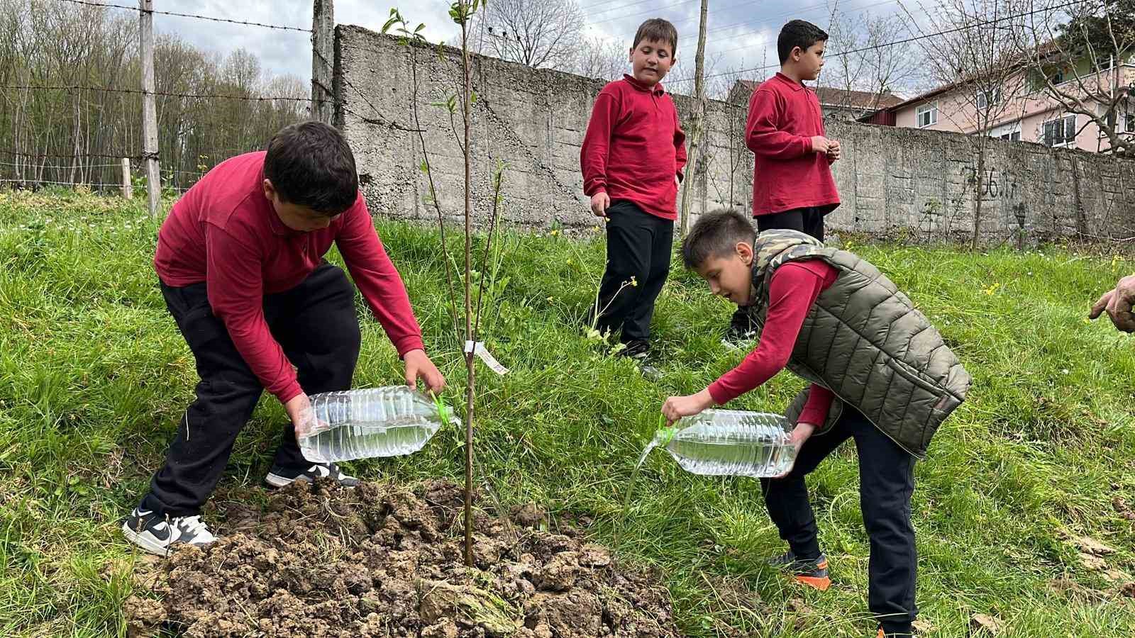 gazeteciler-19-yil-once-tadilat-ettirdikleri-okulda-ogrencilerle-bulusup-hediye-dagitti