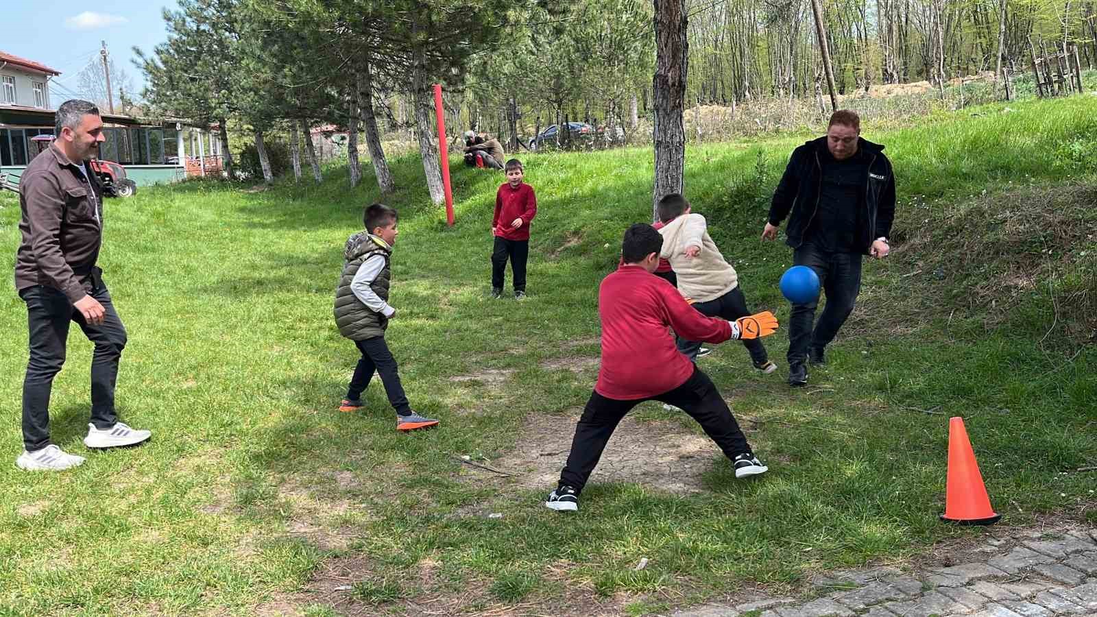 gazeteciler-19-yil-once-tadilat-ettirdikleri-okulda-ogrencilerle-bulusup-hediye-dagitti