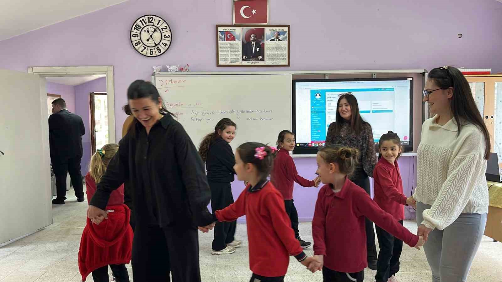 gazeteciler-19-yil-once-tadilat-ettirdikleri-okulda-ogrencilerle-bulusup-hediye-dagitti