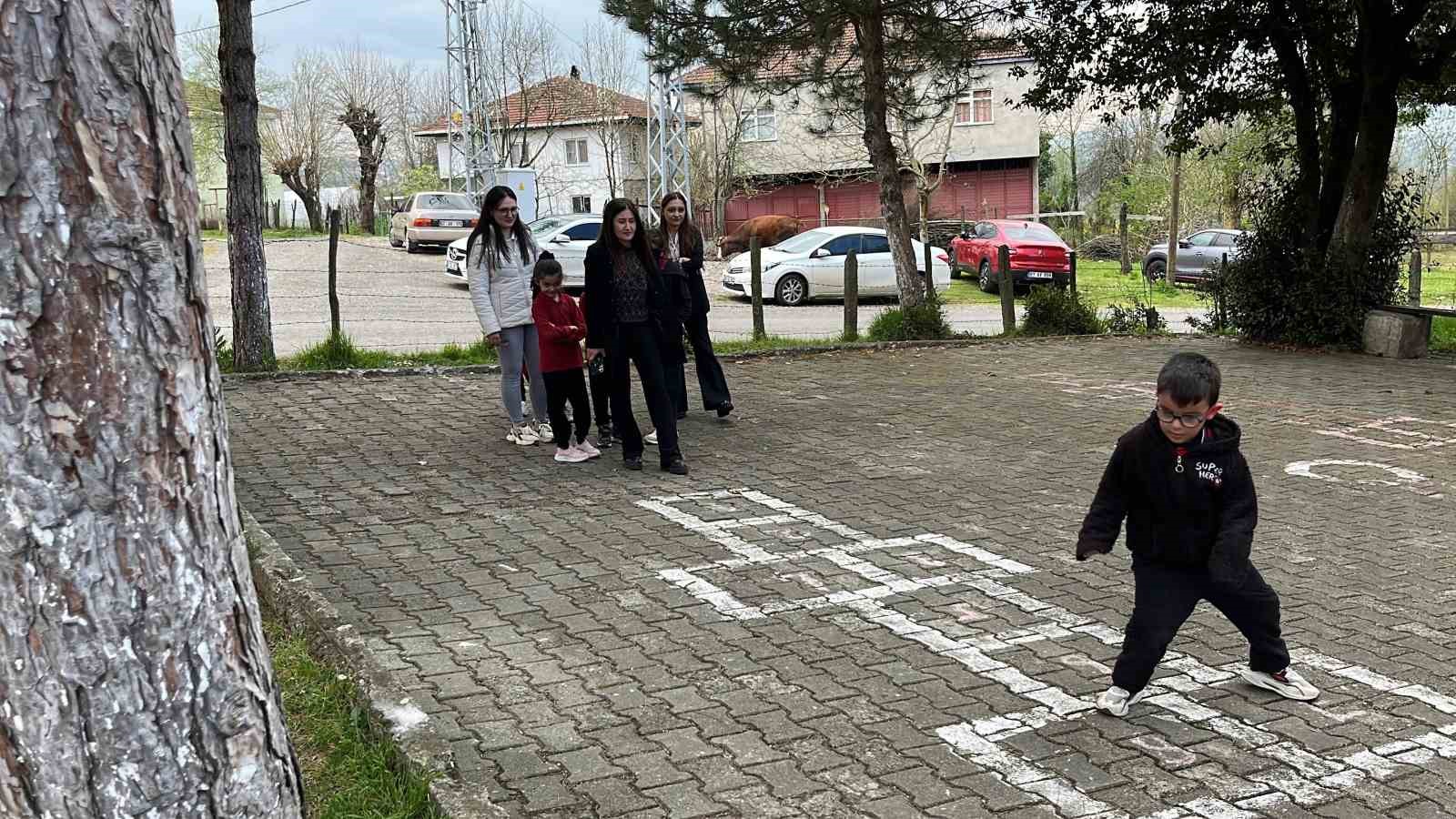 gazeteciler-19-yil-once-tadilat-ettirdikleri-okulda-ogrencilerle-bulusup-hediye-dagitti