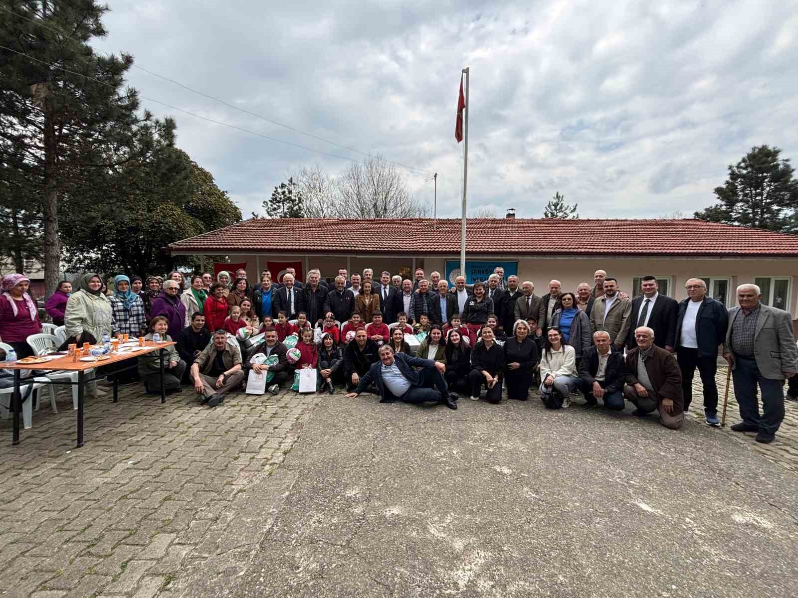 gazeteciler-19-yil-once-tadilat-ettirdikleri-okulda-ogrencilerle-bulusup-hediye-dagitti