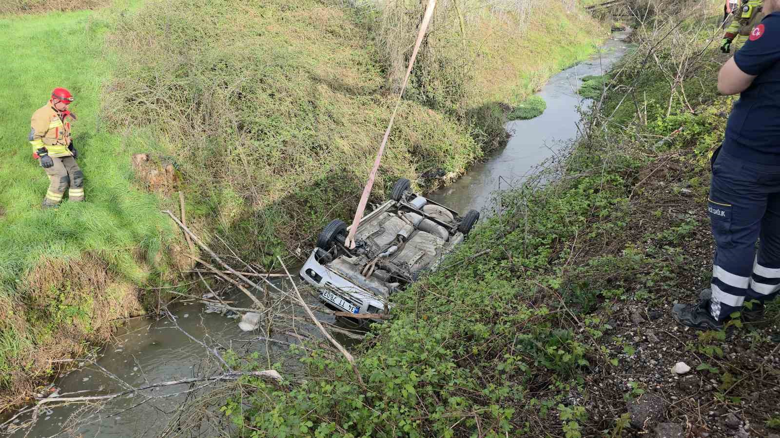 gece-dereye-yuvarlanan-otomobil-sabah-fark-edildi