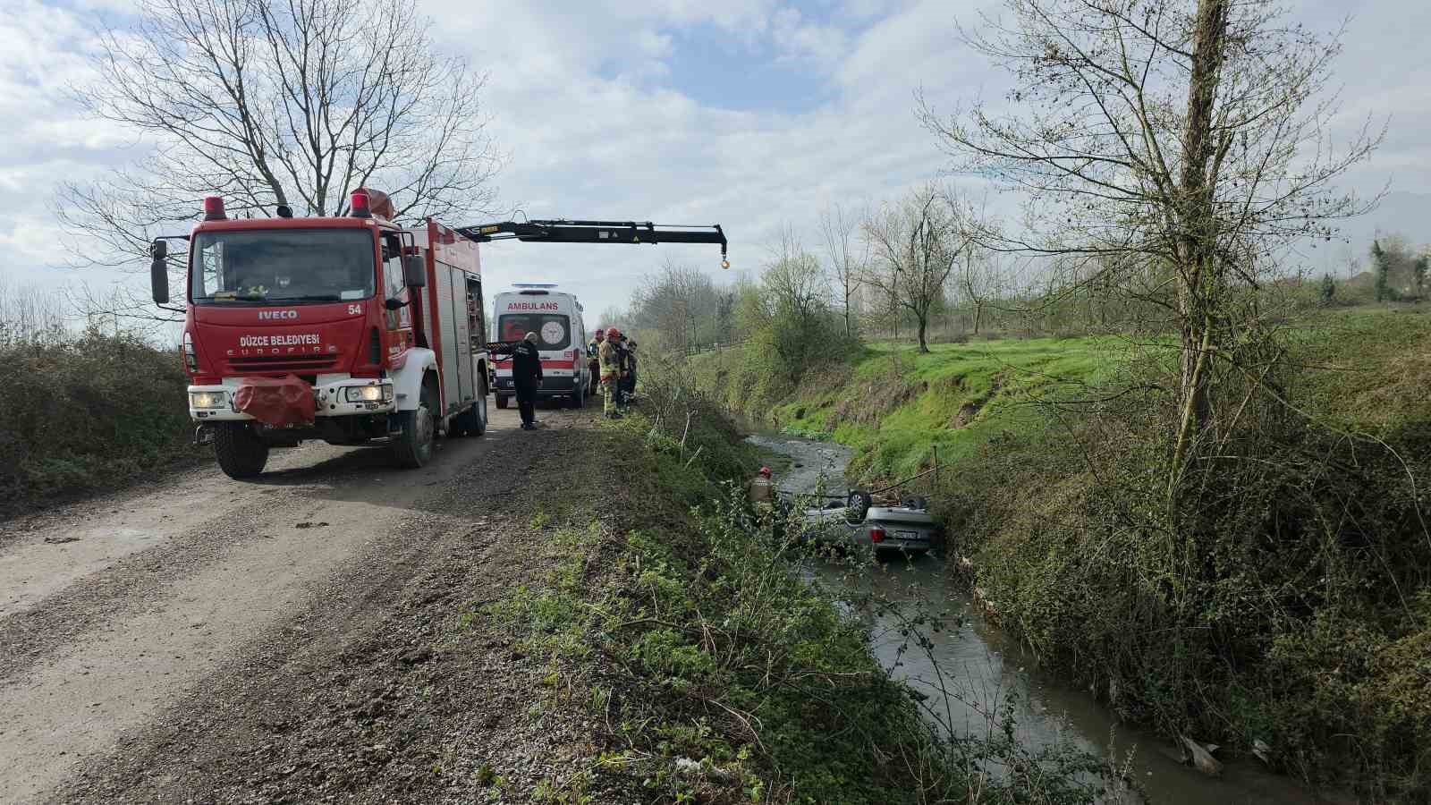 gece-dereye-yuvarlanan-otomobil-sabah-fark-edildi